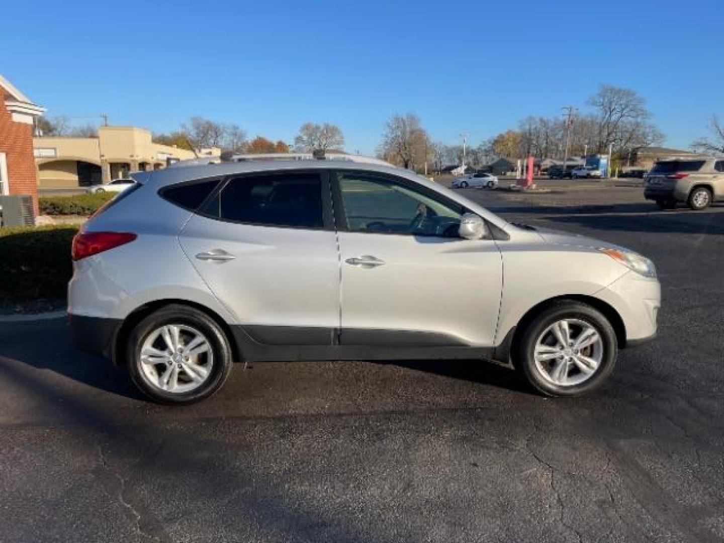 2013 Diamond Silver Metallic Hyundai Tucson GLS AWD (KM8JUCAC1DU) with an 2.4L L4 DOHC 16V engine, 6-Speed Automatic transmission, located at 1230 East Main St, Xenia, OH, 45385, (937) 908-9800, 39.687321, -83.910294 - Photo#3