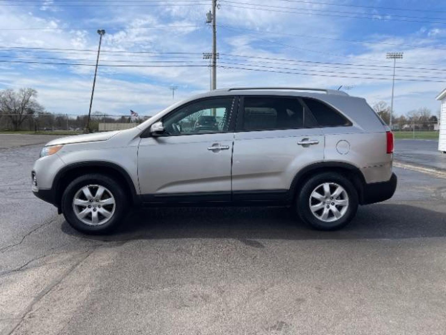 2013 Satin Metal Kia Sorento LX 2WD (5XYKT3A67DG) with an 2.4L L4 DOHC 16V engine, 6-Speed Automatic transmission, located at 1951 S Dayton Lakeview Rd., New Carlisle, OH, 45344, (937) 908-9800, 39.890999, -84.050255 - Photo#4