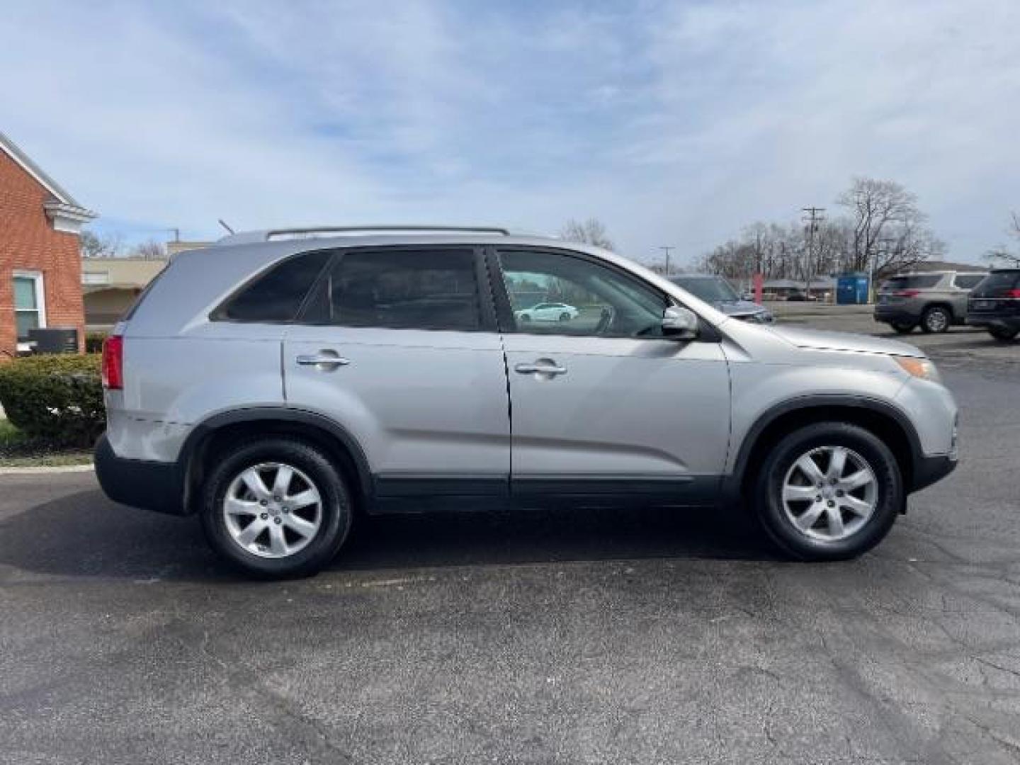 2013 Satin Metal Kia Sorento LX 2WD (5XYKT3A67DG) with an 2.4L L4 DOHC 16V engine, 6-Speed Automatic transmission, located at 1951 S Dayton Lakeview Rd., New Carlisle, OH, 45344, (937) 908-9800, 39.890999, -84.050255 - Photo#5