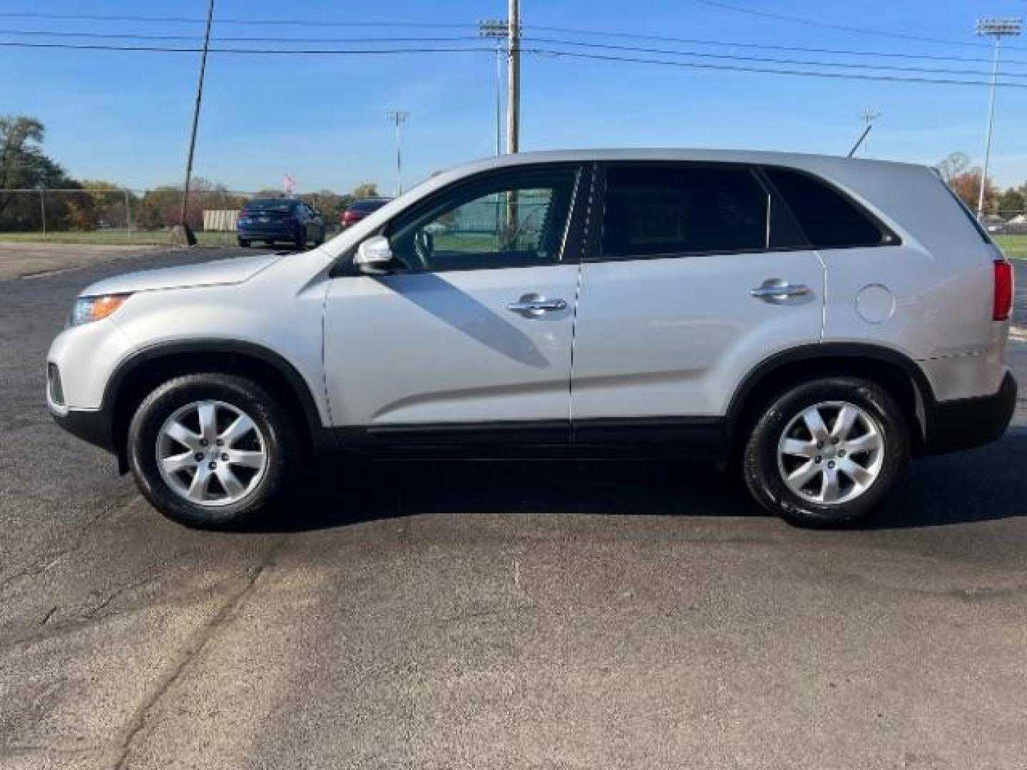 2013 Bright Silver Kia Sorento LX 2WD (5XYKT3A16DG) with an 2.4L L4 DOHC 16V engine, 6-Speed Automatic transmission, located at 1184 Kauffman Ave, Fairborn, OH, 45324, (937) 908-9800, 39.807365, -84.029114 - Photo#3