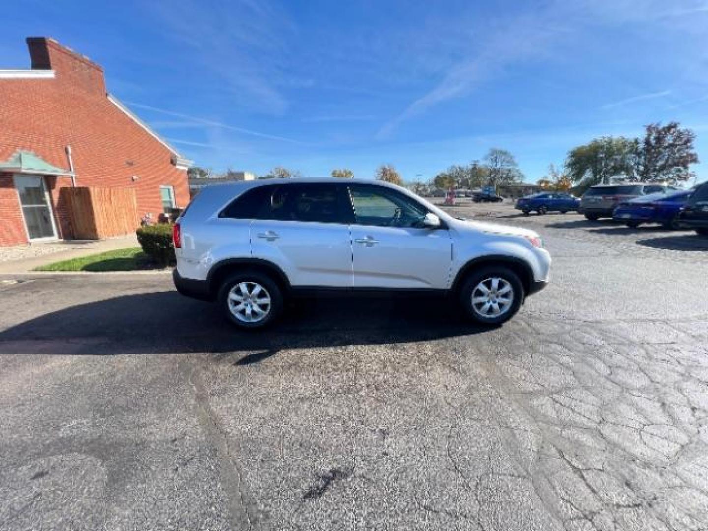 2013 Bright Silver Kia Sorento LX 2WD (5XYKT3A16DG) with an 2.4L L4 DOHC 16V engine, 6-Speed Automatic transmission, located at 1184 Kauffman Ave, Fairborn, OH, 45324, (937) 908-9800, 39.807365, -84.029114 - Photo#5