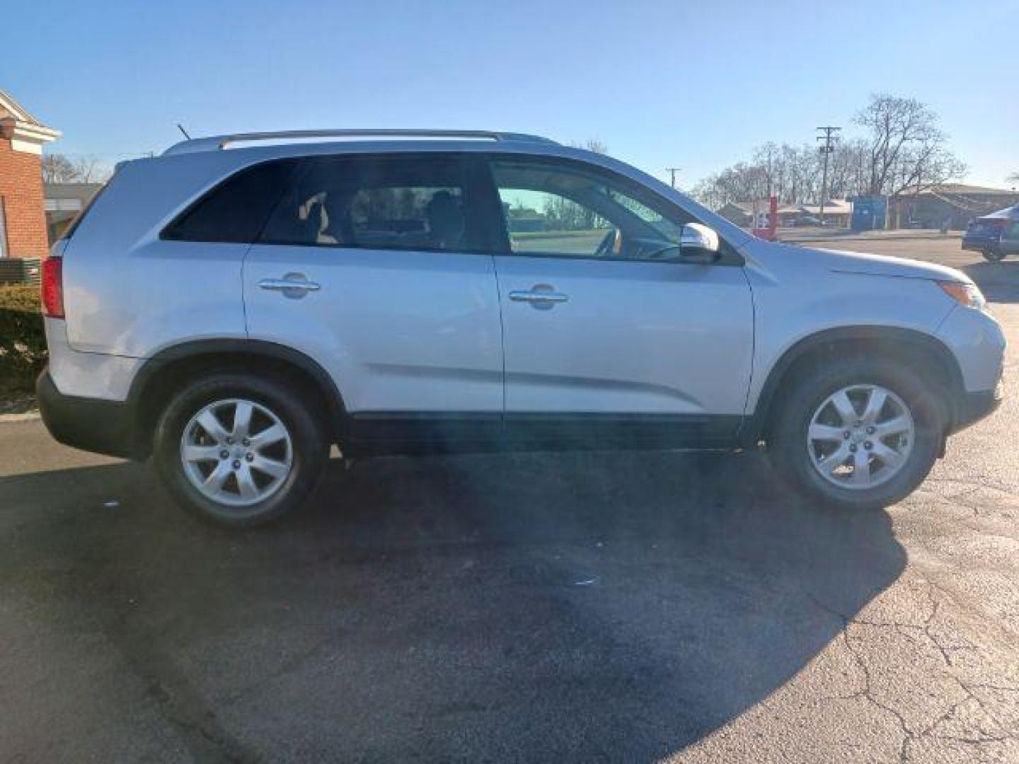 2013 Titanium Silver Kia Sorento LX 2WD (5XYKT3A66DG) with an 2.4L L4 DOHC 16V engine, 6-Speed Automatic transmission, located at 1184 Kauffman Ave, Fairborn, OH, 45324, (937) 908-9800, 39.807365, -84.029114 - Photo#4