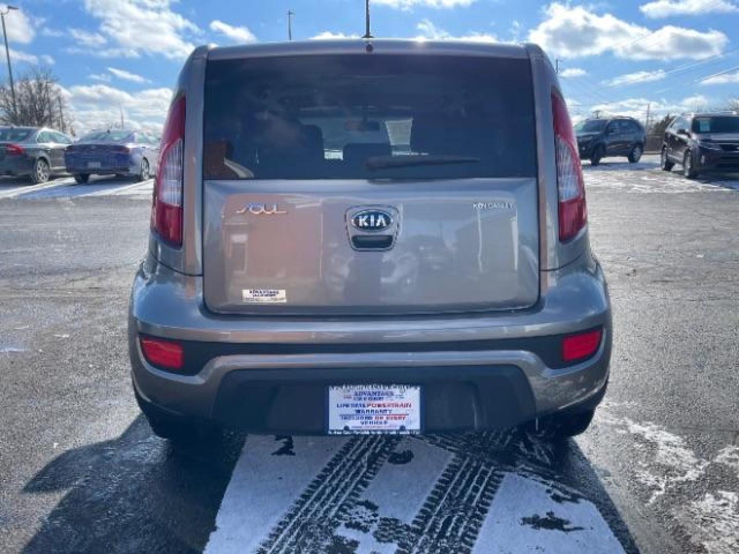 2013 Bright Silver Metallic Kia Soul Base (KNDJT2A57D7) with an 1.6L L4 DOHC 16V engine, 5-Speed Manual transmission, located at 4508 South Dixie Dr, Moraine, OH, 45439, (937) 908-9800, 39.690136, -84.216438 - Photo#4