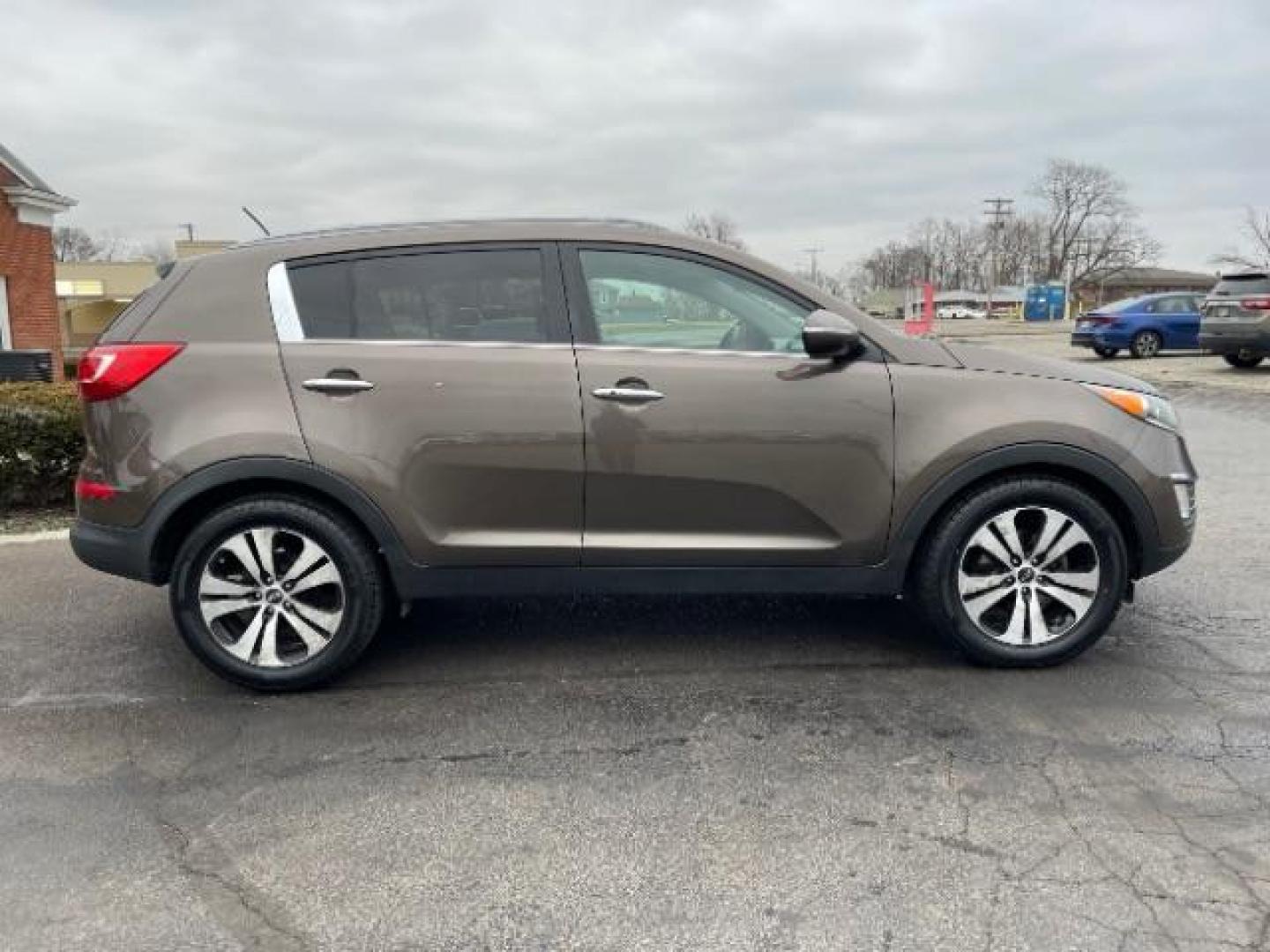 2013 Sand Track Kia Sportage EX FWD (KNDPC3A20D7) with an 2.4L V6 DOHC 24V engine, 6-Speed Automatic transmission, located at 1184 Kauffman Ave, Fairborn, OH, 45324, (937) 908-9800, 39.807365, -84.029114 - Photo#3