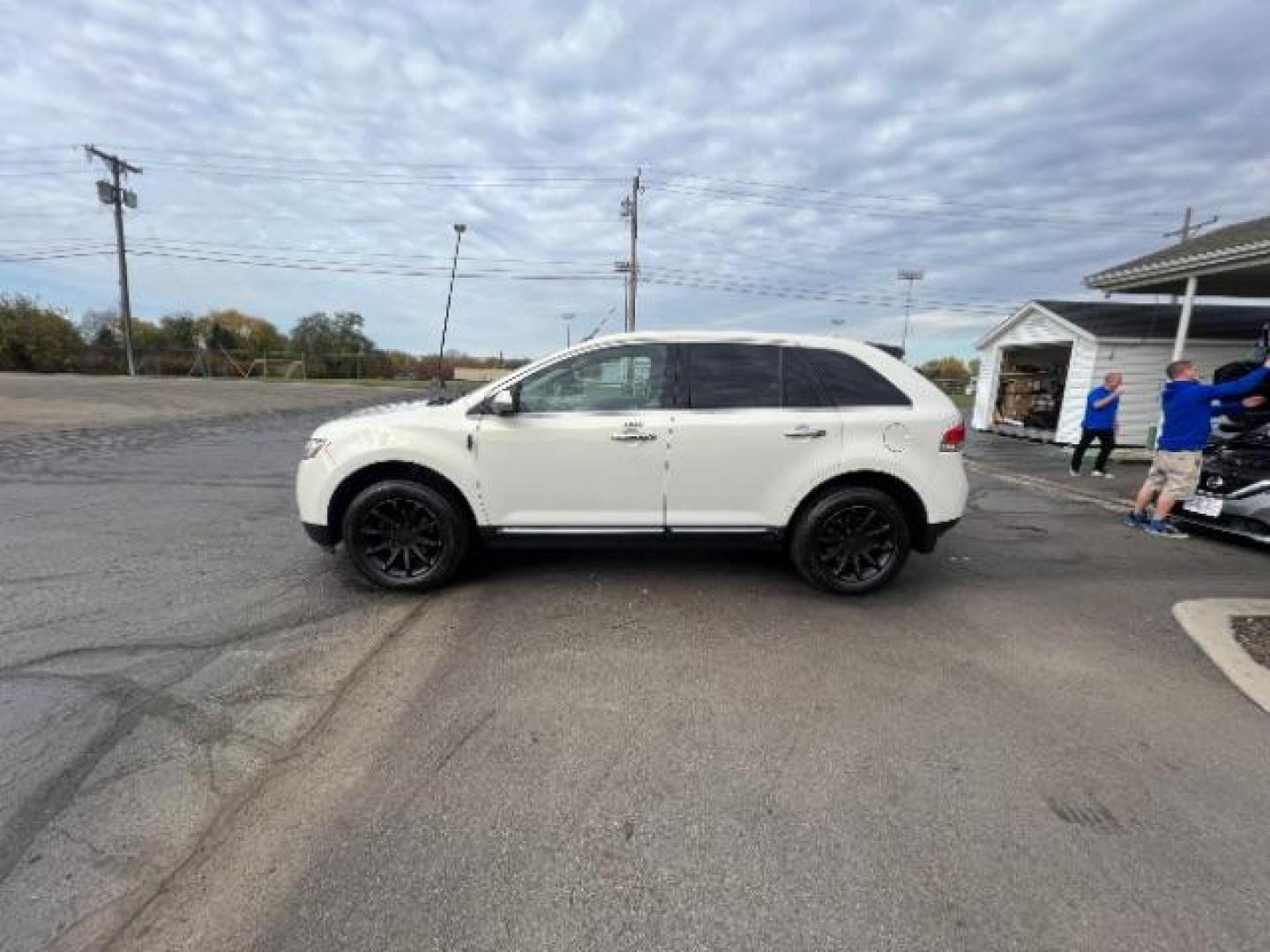 2013 White Platinum Metallic Tri-Coat Lincoln MKX AWD (2LMDJ8JK1DB) with an 3.7L V6 DOHC 24V engine, 6-Speed Automatic transmission, located at 1951 S Dayton Lakeview Rd., New Carlisle, OH, 45344, (937) 908-9800, 39.890999, -84.050255 - Photo#3