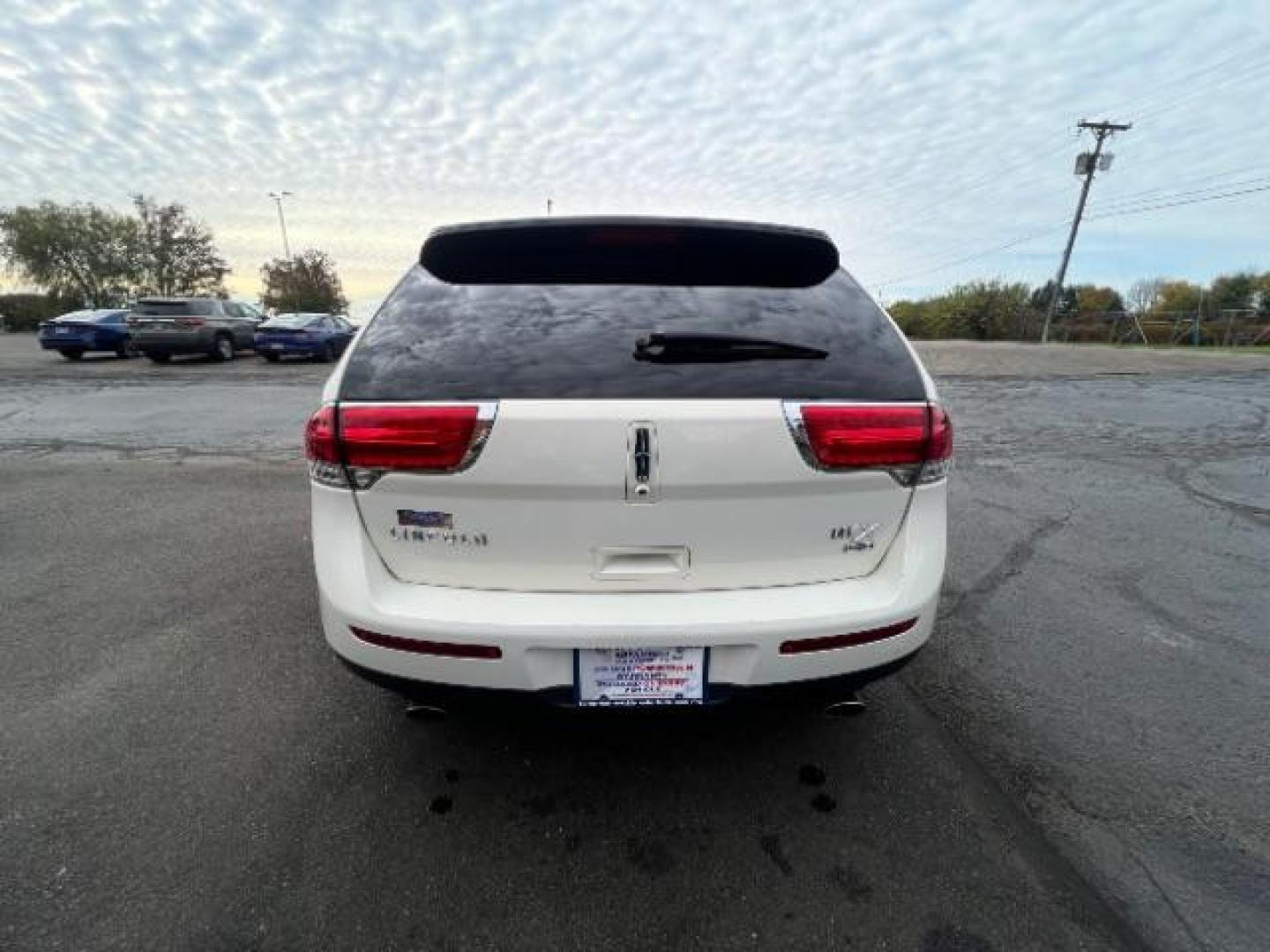 2013 White Platinum Metallic Tri-Coat Lincoln MKX AWD (2LMDJ8JK1DB) with an 3.7L V6 DOHC 24V engine, 6-Speed Automatic transmission, located at 1951 S Dayton Lakeview Rd., New Carlisle, OH, 45344, (937) 908-9800, 39.890999, -84.050255 - Photo#4