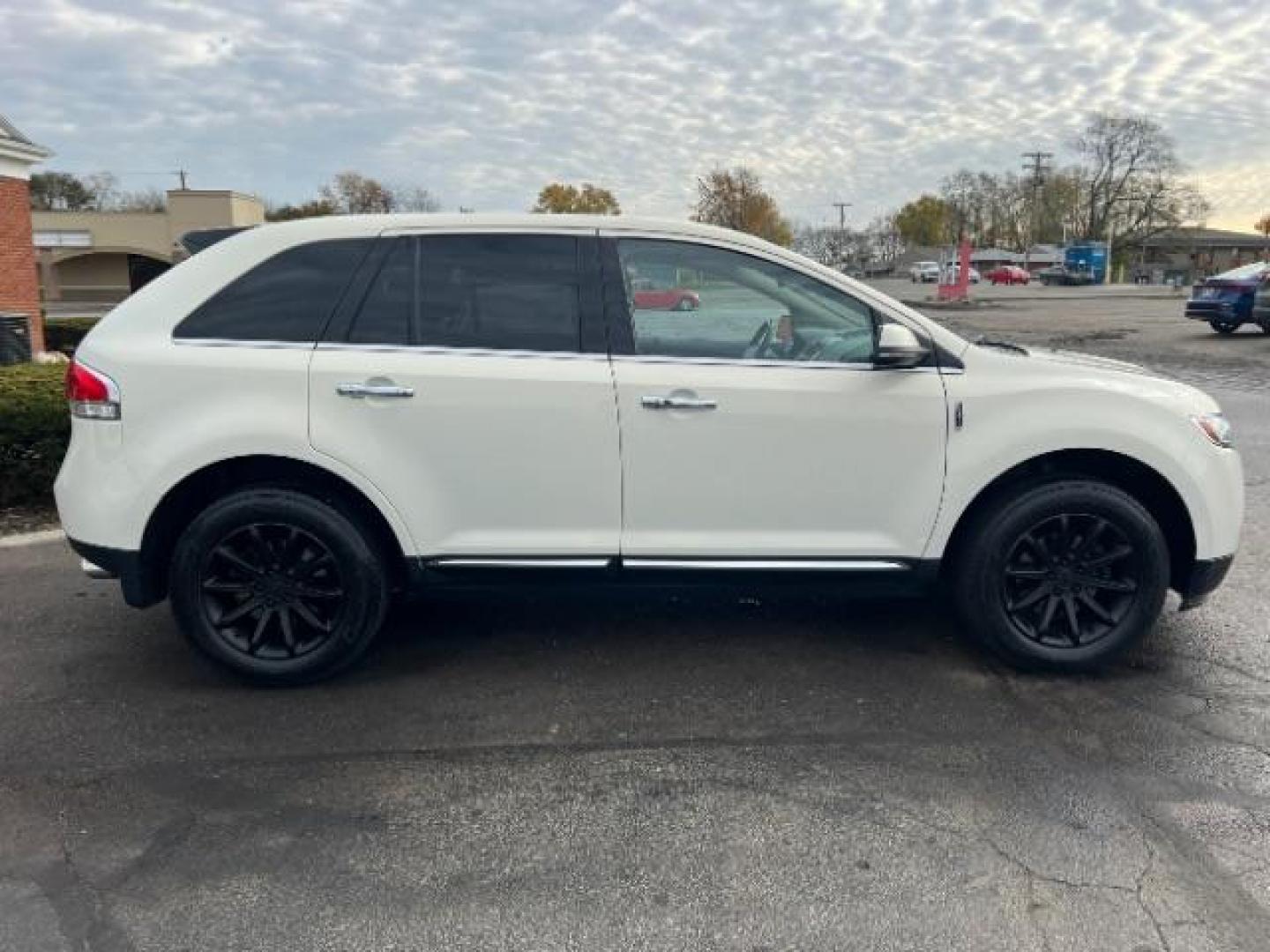 2013 White Platinum Metallic Tri-Coat Lincoln MKX AWD (2LMDJ8JK1DB) with an 3.7L V6 DOHC 24V engine, 6-Speed Automatic transmission, located at 1951 S Dayton Lakeview Rd., New Carlisle, OH, 45344, (937) 908-9800, 39.890999, -84.050255 - Photo#5