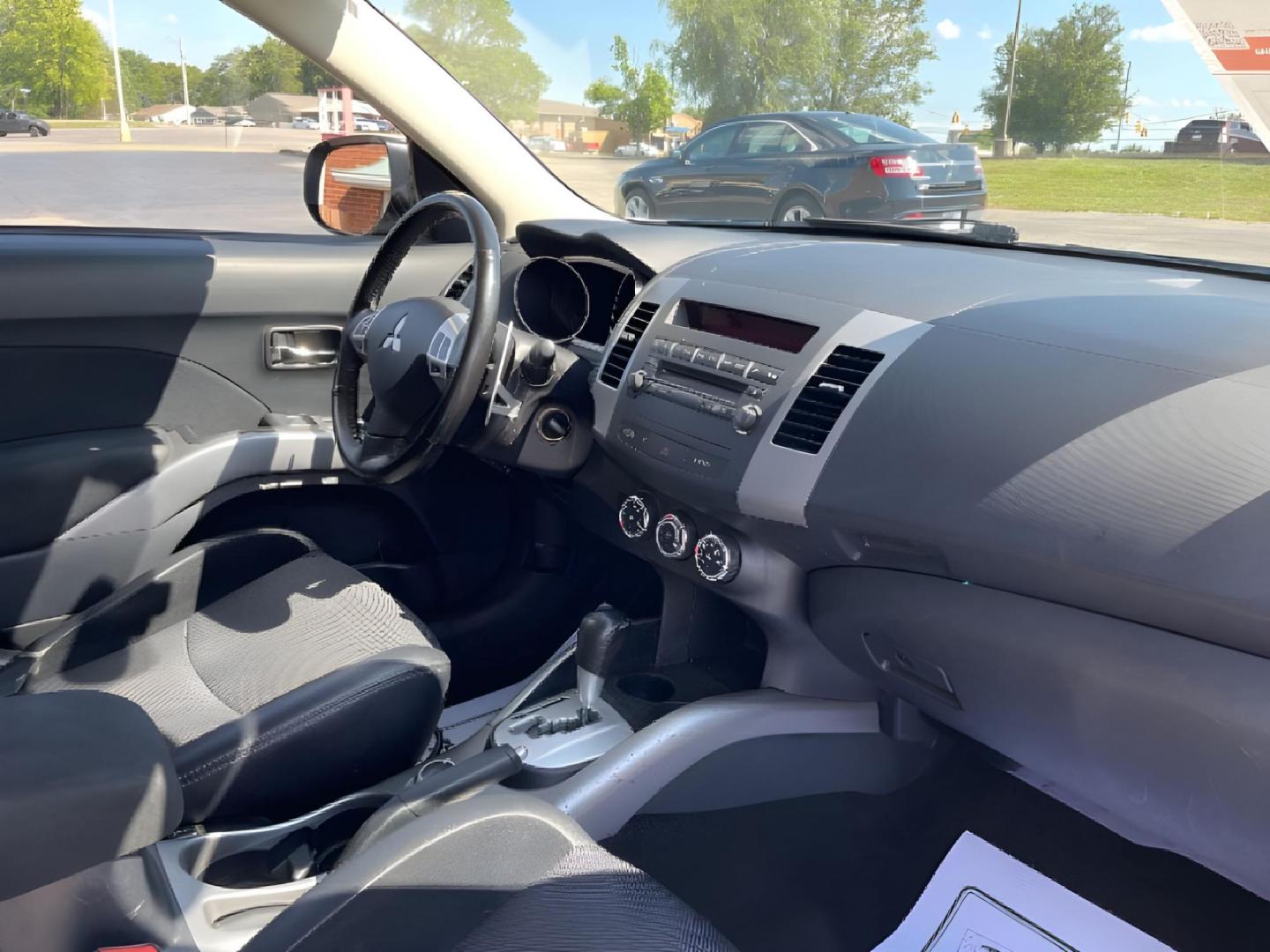 2013 Cool Silver Metallic Mitsubishi Outlander SE AWC (JA4JT3AW3DU) with an 2.4L L4 DOHC 16V engine, 6-Speed Automatic transmission, located at 4508 South Dixie Dr, Moraine, OH, 45439, (937) 908-9800, 39.690136, -84.216438 - Photo#8