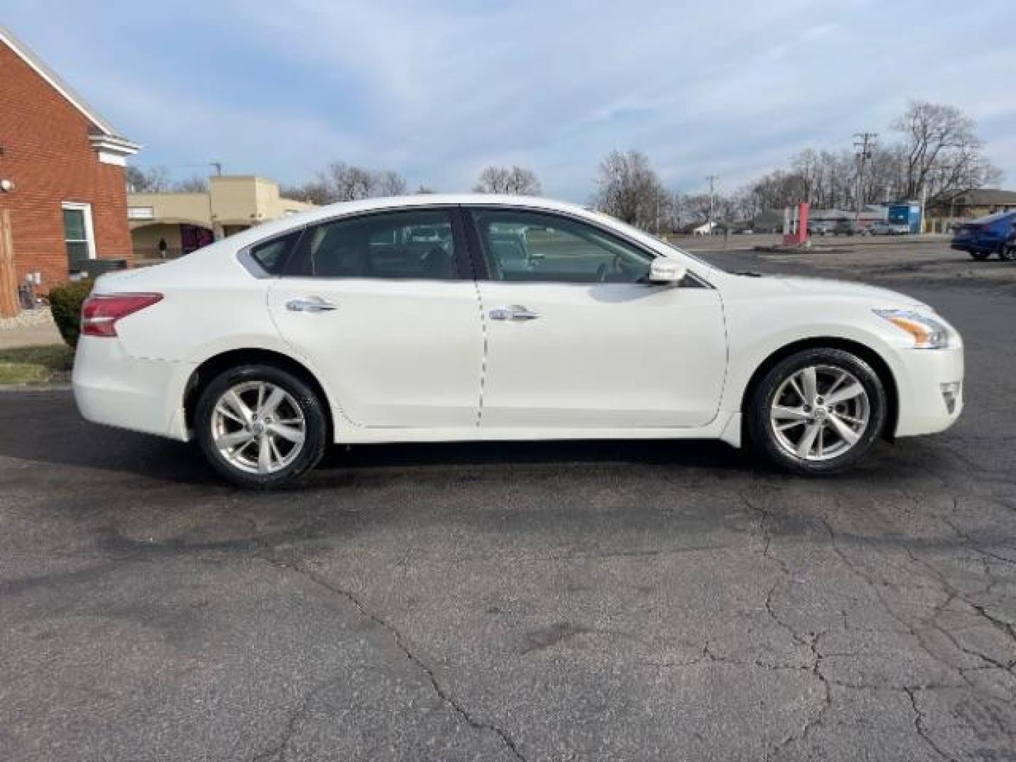 2013 Pearl White Nissan Altima 2.5 SV (1N4AL3AP4DN) with an 2.5L L4 DOHC 16V engine, located at 1184 Kauffman Ave, Fairborn, OH, 45324, (937) 908-9800, 39.807365, -84.029114 - Photo#2