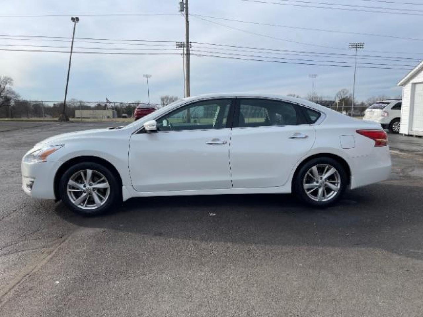 2013 Pearl White Nissan Altima 2.5 SV (1N4AL3AP4DN) with an 2.5L L4 DOHC 16V engine, located at 1184 Kauffman Ave, Fairborn, OH, 45324, (937) 908-9800, 39.807365, -84.029114 - Photo#3