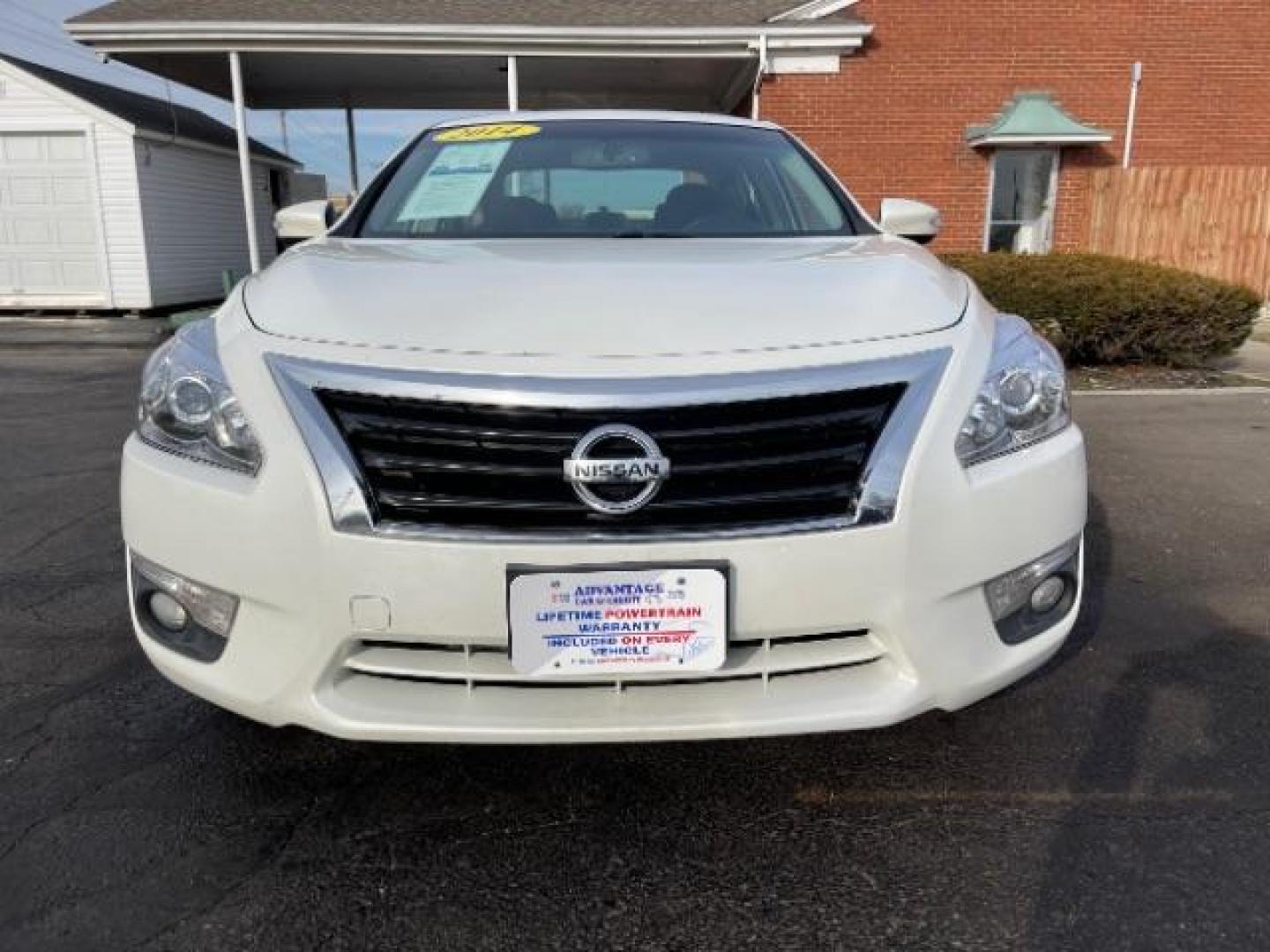 2013 Pearl White Nissan Altima 2.5 SV (1N4AL3AP4DN) with an 2.5L L4 DOHC 16V engine, located at 1184 Kauffman Ave, Fairborn, OH, 45324, (937) 908-9800, 39.807365, -84.029114 - Photo#4