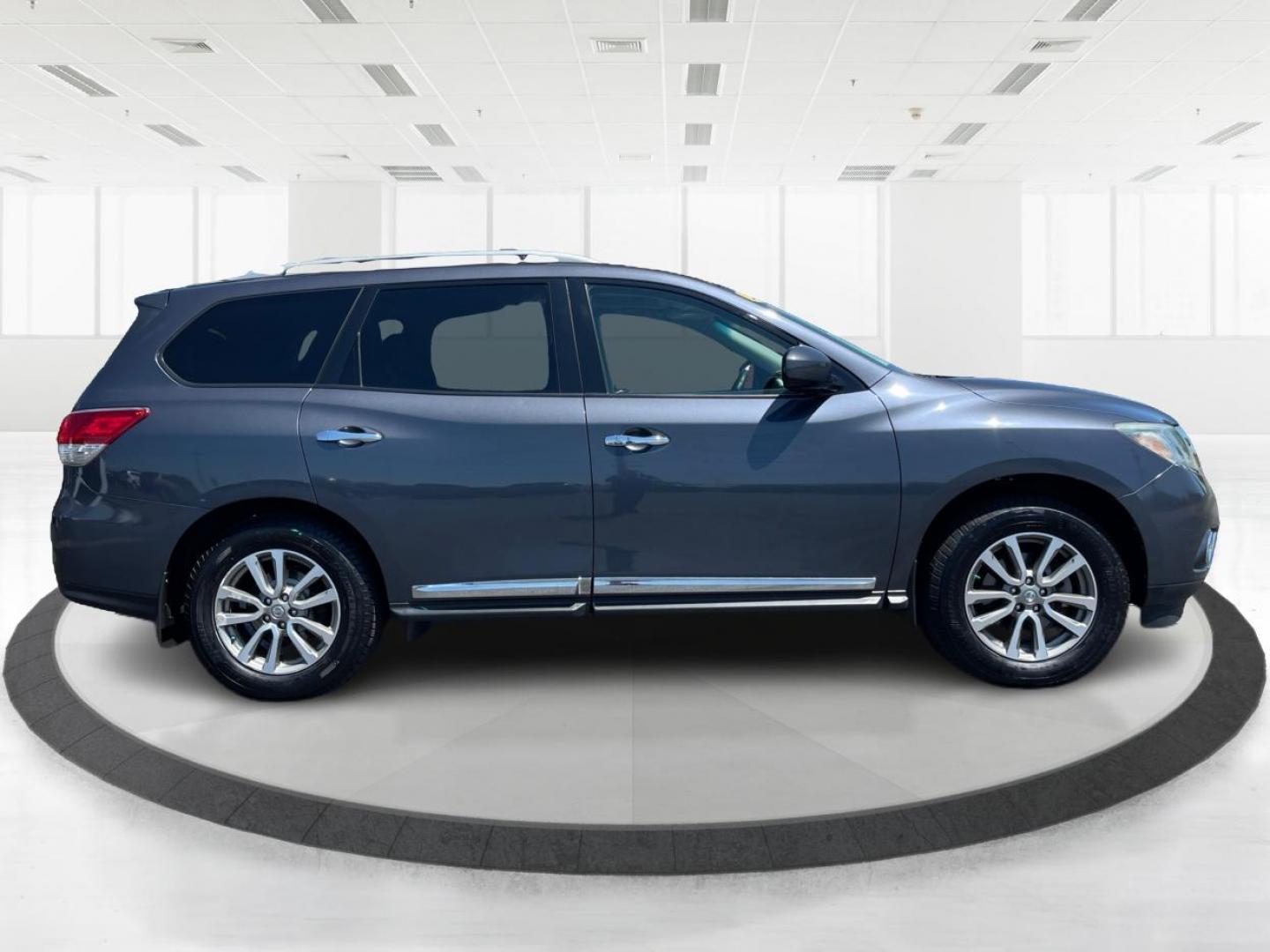 2013 Gray Nissan Pathfinder SL (5N1AR2MM8DC) , located at 1951 S Dayton Lakeview Rd., New Carlisle, OH, 45344, (937) 908-9800, 39.890999, -84.050255 - Photo#1