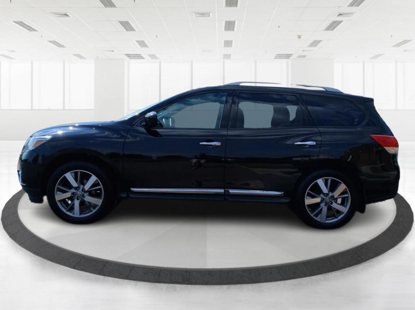 2013 Super Black Nissan Pathfinder (5N1AR2MMXDC) with an 3.5L V6 DOHC 24V engine, Continuously Variable Transmission transmission, located at 1230 East Main St, Xenia, OH, 45385, (937) 908-9800, 39.687321, -83.910294 - Photo#5