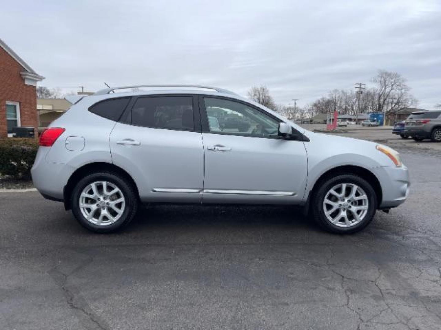 2013 Silver Nissan Rogue SL (JN8AS5MV1DW) , located at 4508 South Dixie Dr, Moraine, OH, 45439, (937) 908-9800, 39.690136, -84.216438 - Photo#3