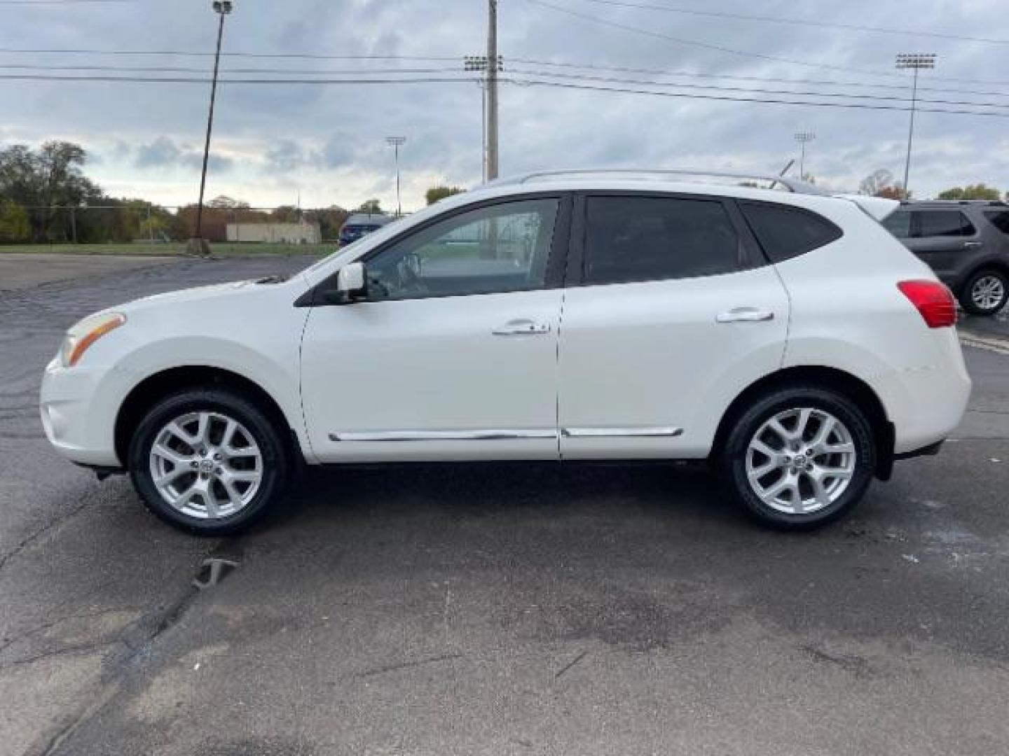 2013 Pearl White Nissan Rogue S AWD (JN8AS5MVXDW) with an 2.5L L4 DOHC 16V engine, Continuously Variable Transmission transmission, located at 1230 East Main St, Xenia, OH, 45385, (937) 908-9800, 39.687321, -83.910294 - Photo#2