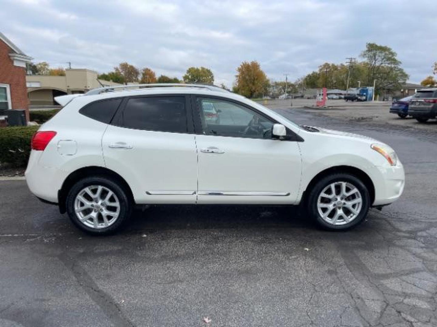 2013 Pearl White Nissan Rogue S AWD (JN8AS5MVXDW) with an 2.5L L4 DOHC 16V engine, Continuously Variable Transmission transmission, located at 1230 East Main St, Xenia, OH, 45385, (937) 908-9800, 39.687321, -83.910294 - Photo#3