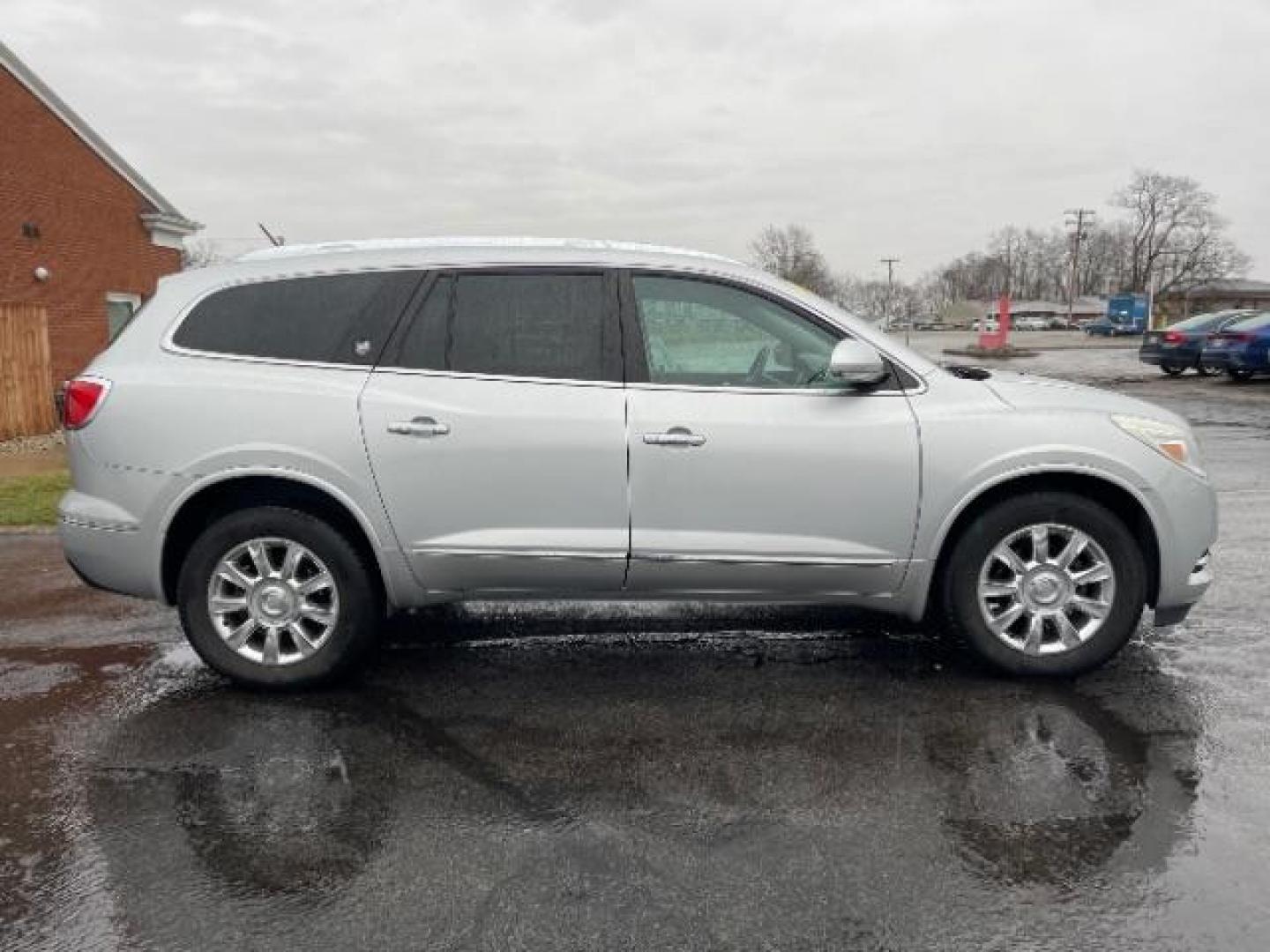 2014 Quicksilver Metallic Buick Enclave Leather FWD (5GAKRBKD4EJ) with an 3.6L V6 DOHC 24V engine, 6-Speed Automatic Overdrive transmission, located at 1099 N County Rd 25A, OH, 45373, (937) 908-9800, 40.057079, -84.212883 - Photo#5