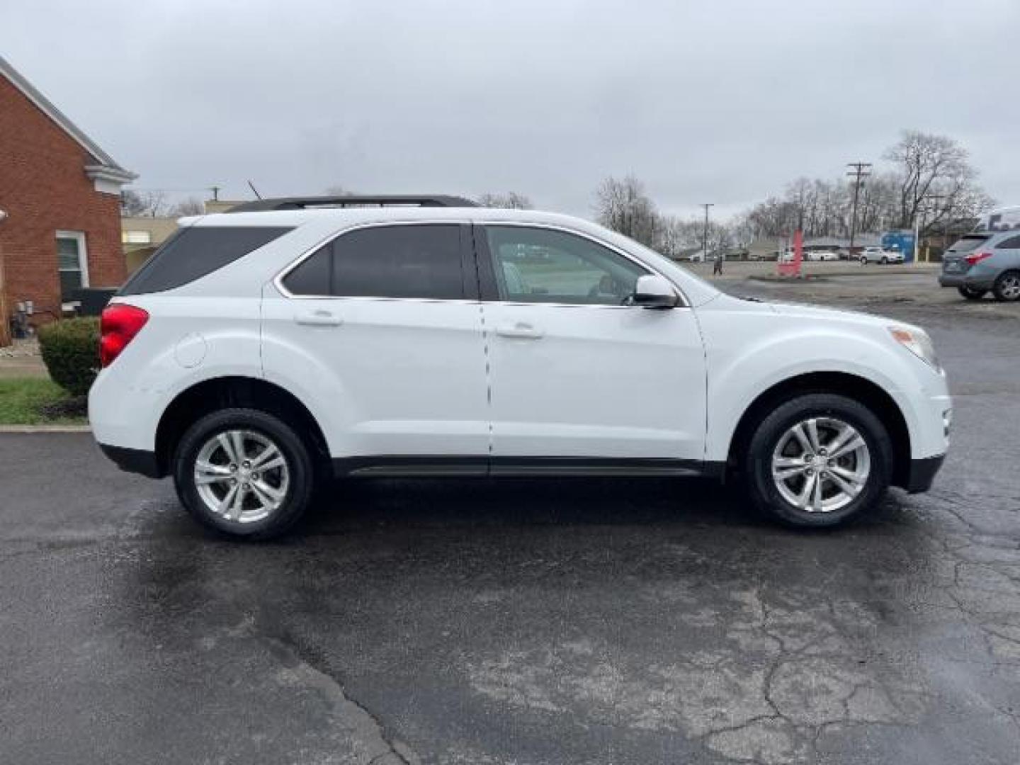 2014 White Diamond Tricoat Chevrolet Equinox 2LT 2WD (2GNALCEK5E6) with an 2.4L L4 DOHC 16V FFV engine, 6-Speed Automatic transmission, located at 1184 Kauffman Ave, Fairborn, OH, 45324, (937) 908-9800, 39.807365, -84.029114 - Photo#3