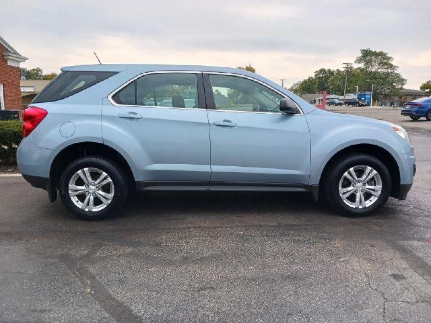 2014 Atlantis Blue Metallic Chevrolet Equinox LS 2WD (2GNALAEK6E6) with an 2.4L L4 DOHC 16V FFV engine, 6-Speed Automatic transmission, located at 1951 S Dayton Lakeview Rd., New Carlisle, OH, 45344, (937) 908-9800, 39.890999, -84.050255 - Photo#4