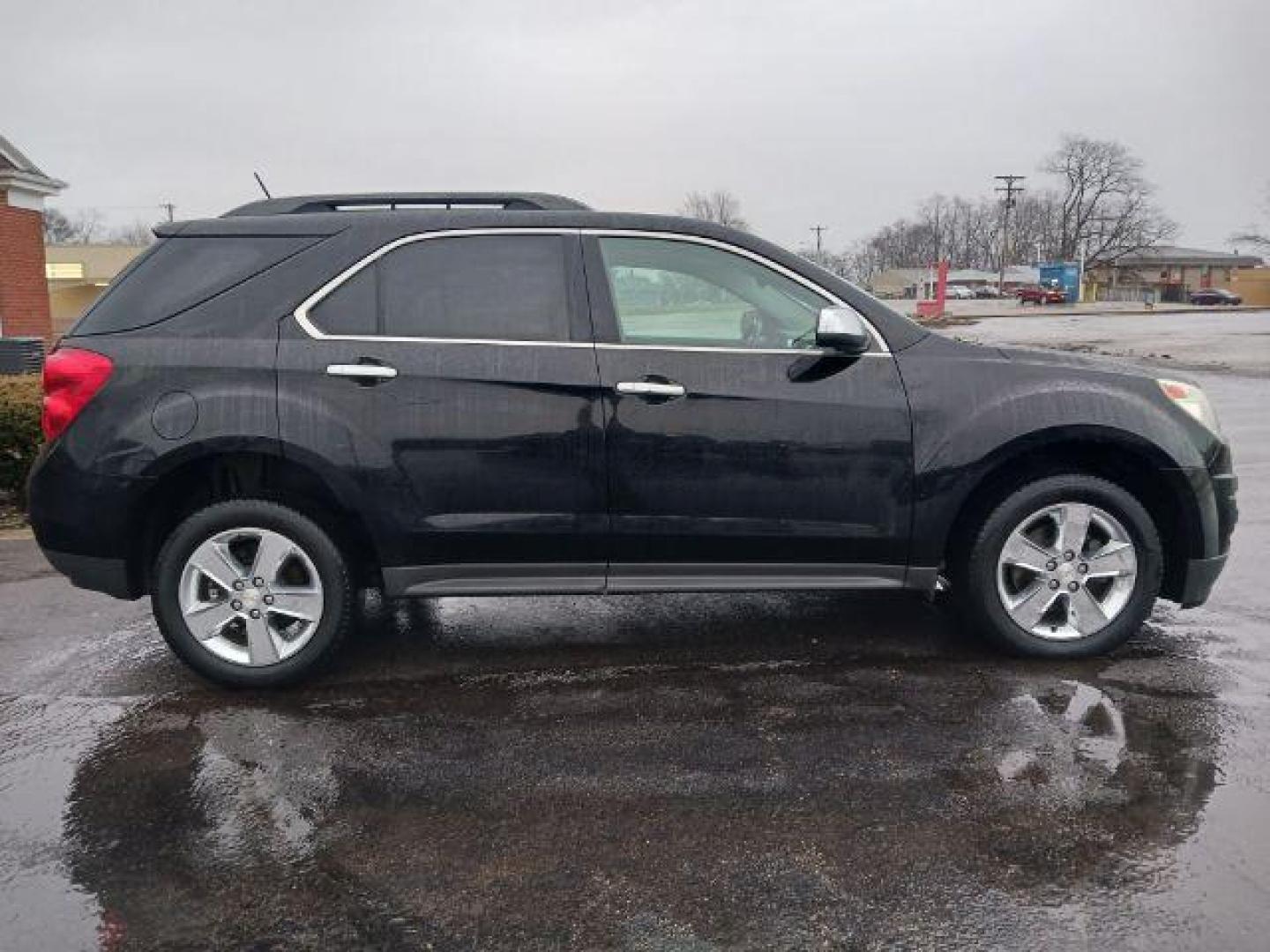 2014 Black Chevrolet Equinox 1LT 2WD (2GNALBEK2E6) with an 2.4L L4 DOHC 16V FFV engine, 6-Speed Automatic transmission, located at 1951 S Dayton Lakeview Rd., New Carlisle, OH, 45344, (937) 908-9800, 39.890999, -84.050255 - Photo#4