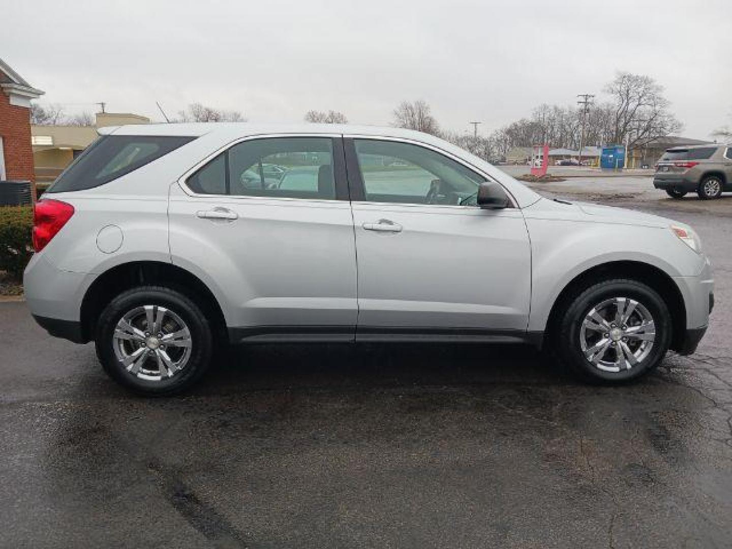 2014 Silver Ice Metallic Chevrolet Equinox LS 2WD (2GNALAEKXE6) with an 2.4L L4 DOHC 16V FFV engine, 6-Speed Automatic transmission, located at 1099 N County Rd 25A, OH, 45373, (937) 908-9800, 40.057079, -84.212883 - Photo#4