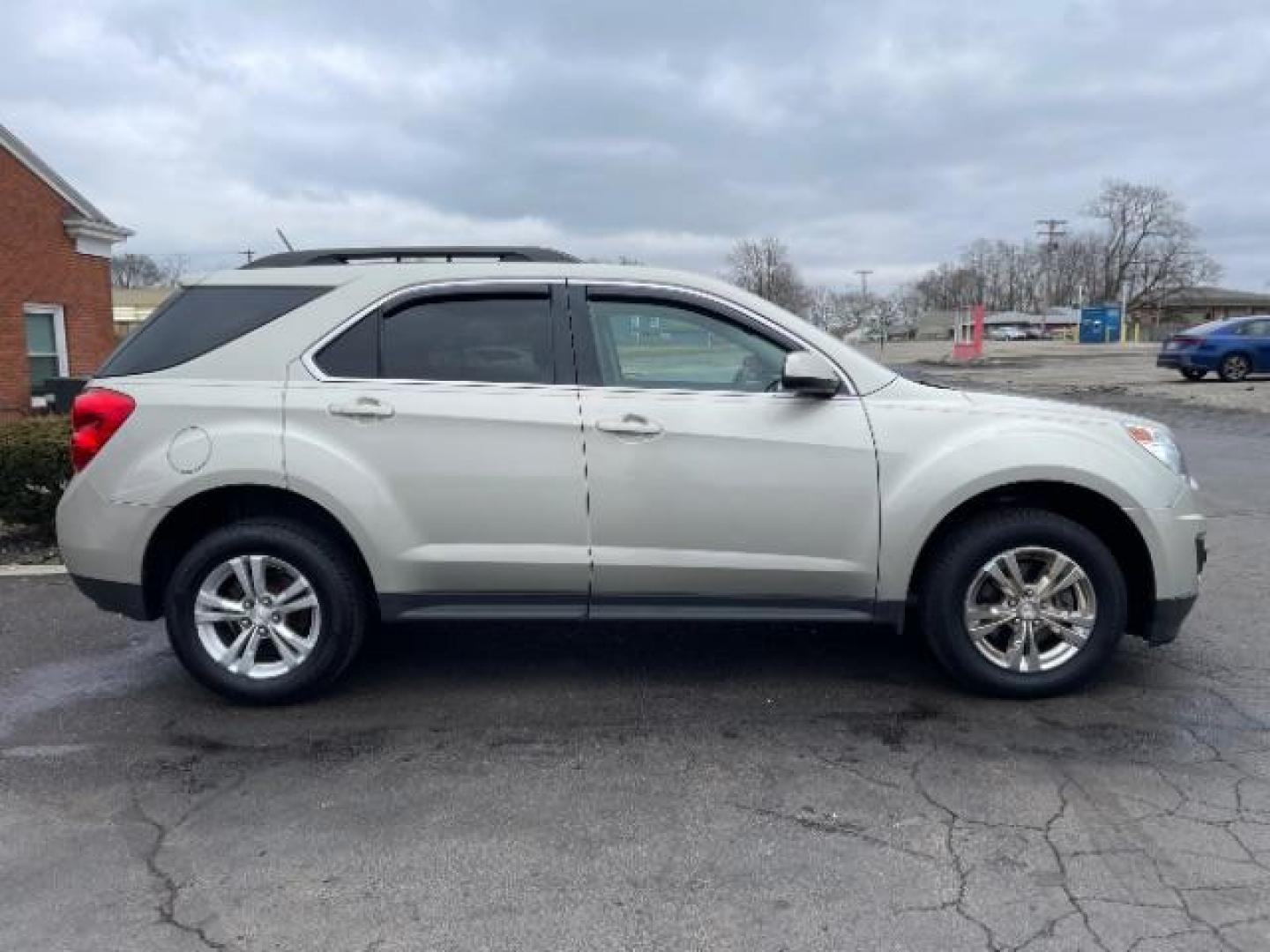 2014 Champagne Silver Metallic Chevrolet Equinox 1LT 2WD (2GNALBEK0E6) with an 2.4L L4 DOHC 16V FFV engine, 6-Speed Automatic transmission, located at 401 Woodman Dr, Riverside, OH, 45431, (937) 908-9800, 39.763779, -84.122063 - Photo#3