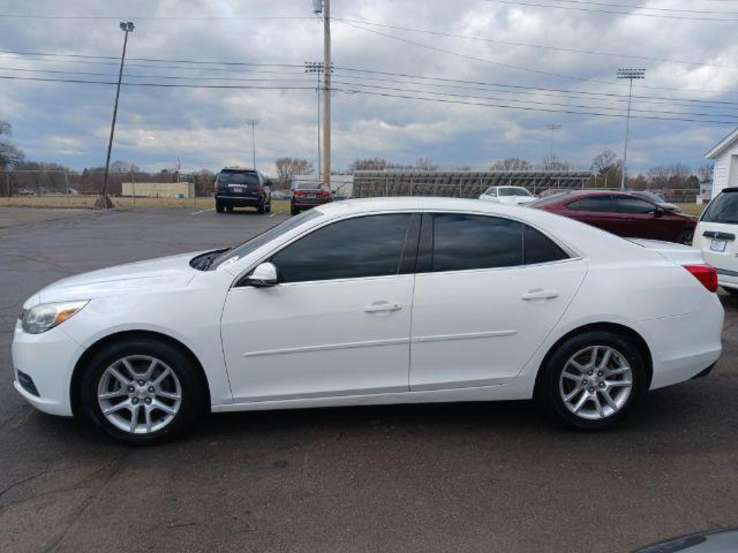 2014 Summit White Chevrolet Malibu 1LT (1G11C5SL3EF) with an 2.5L L4 DOHC 16V engine, 6-Speed Automatic transmission, located at 1230 East Main St, Xenia, OH, 45385, (937) 908-9800, 39.687321, -83.910294 - Photo#3