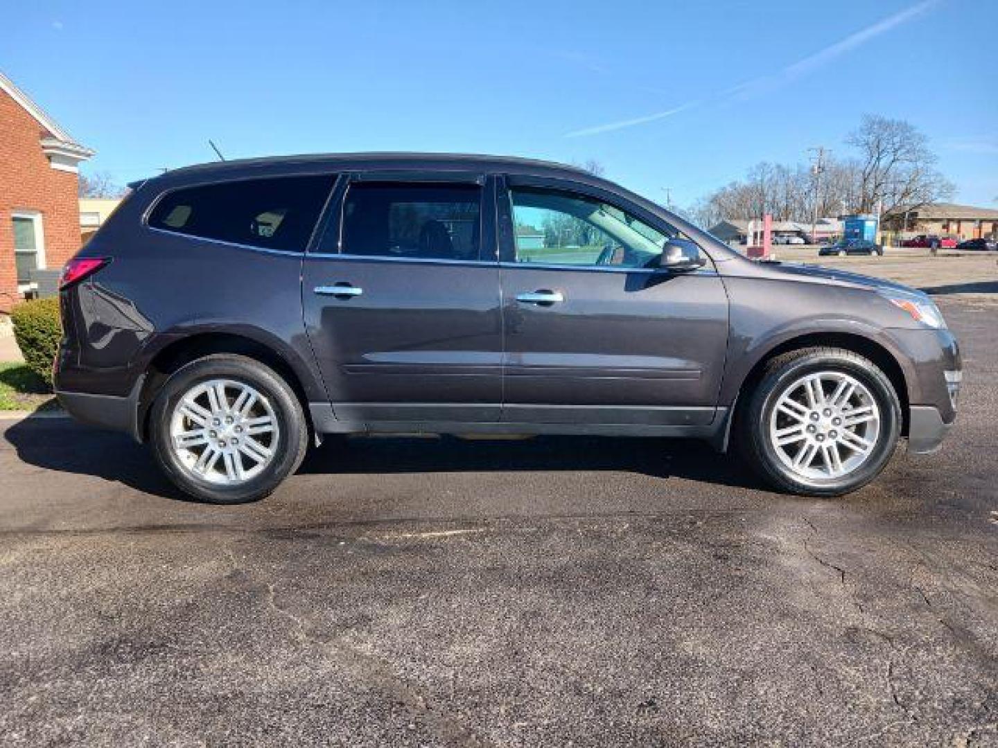 2014 Cyber Gray Metallic Chevrolet Traverse 1LT AWD (1GNKVGKD5EJ) with an 3.6L V6 DOHC 24V engine, 6-Speed Automatic transmission, located at 1230 East Main St, Xenia, OH, 45385, (937) 908-9800, 39.687321, -83.910294 - Photo#4