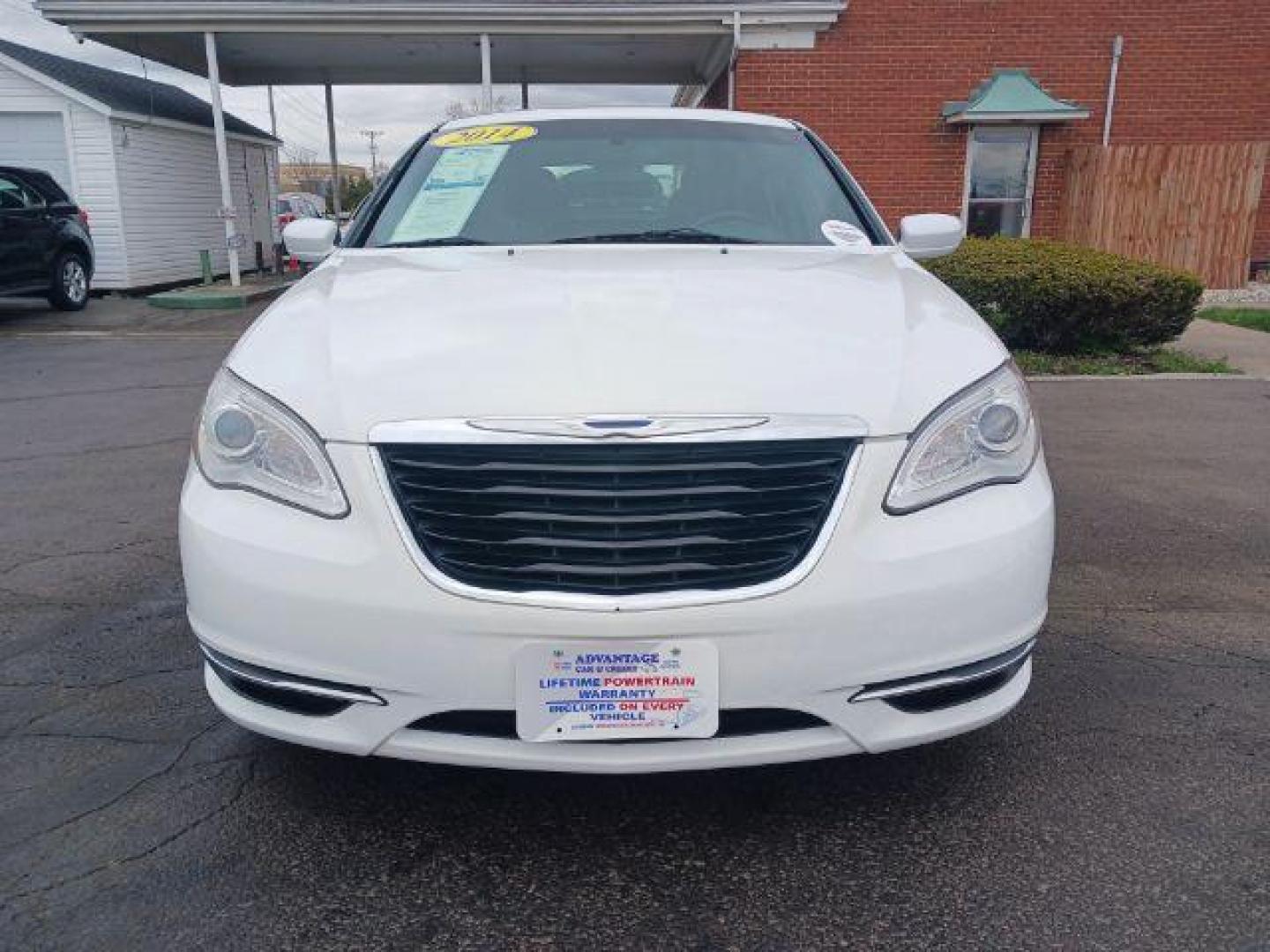 2014 Bright White Clearcoat Chrysler 200 Touring (1C3CCBBG1EN) with an 3.6L V6 DOHC 24V FFV engine, 6-Speed Automatic transmission, located at 1099 N County Rd 25A, OH, 45373, (937) 908-9800, 40.057079, -84.212883 - Photo#4