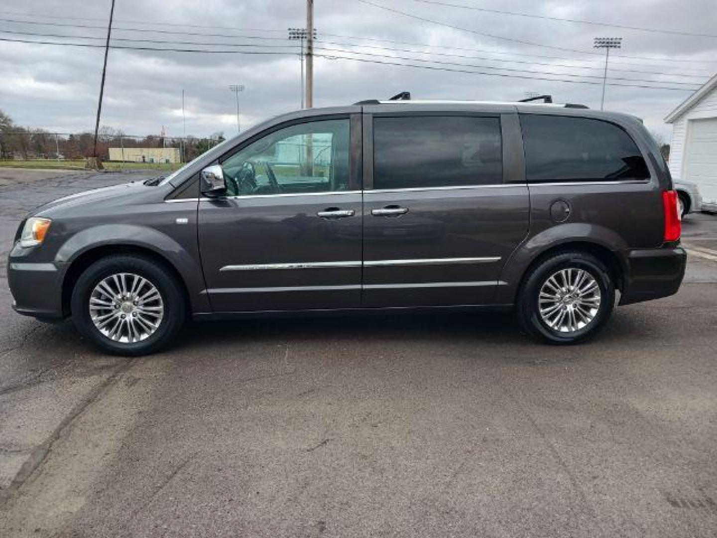 2014 Granite Crystal Met CC Chrysler Town and Country Touring-L (2C4RC1CG8ER) with an 3.6L V6 DOHC 24V engine, 6-Speed Automatic transmission, located at 401 Woodman Dr, Riverside, OH, 45431, (937) 908-9800, 39.763779, -84.122063 - Photo#3