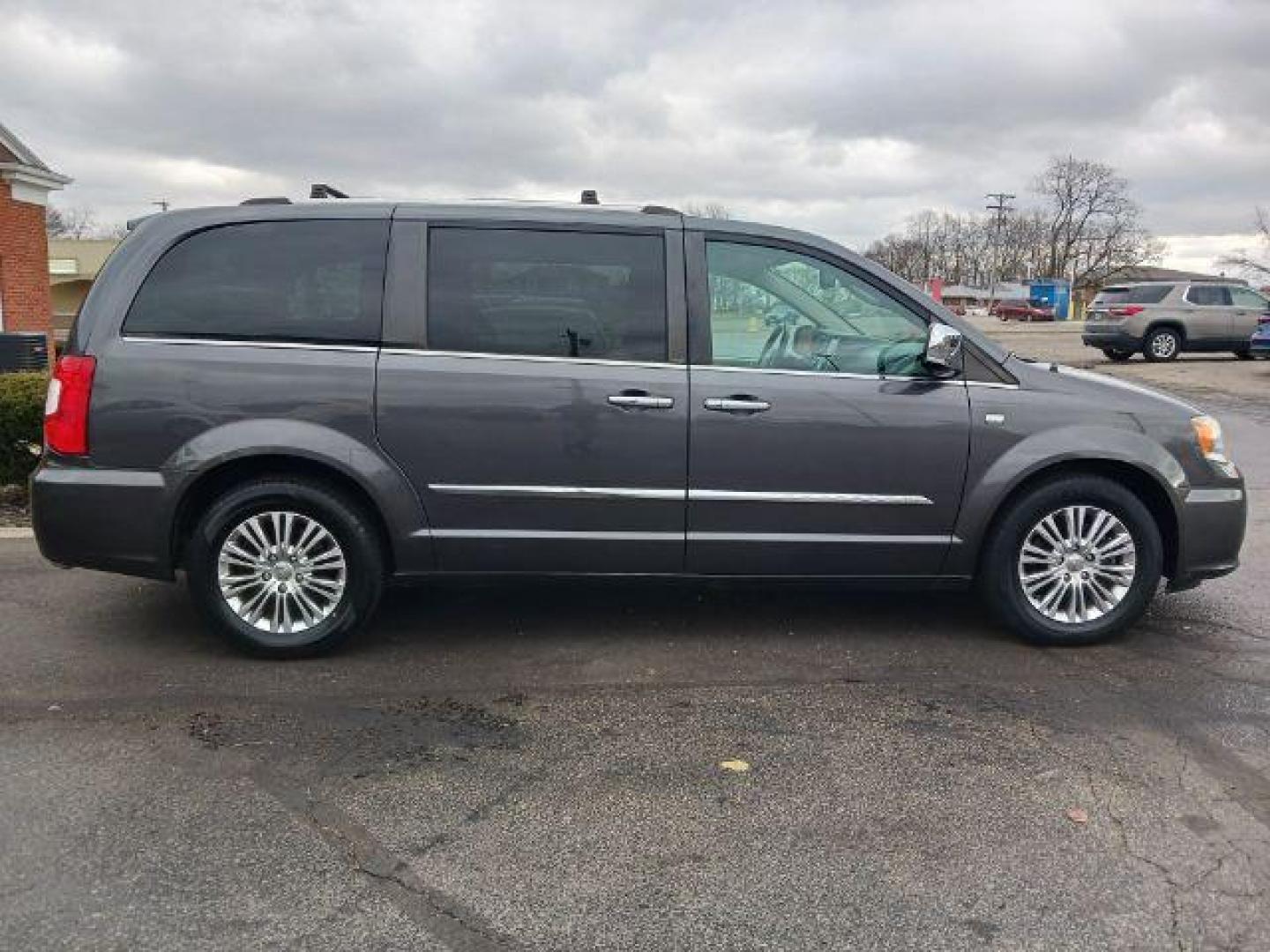 2014 Granite Crystal Met CC Chrysler Town and Country Touring-L (2C4RC1CG8ER) with an 3.6L V6 DOHC 24V engine, 6-Speed Automatic transmission, located at 401 Woodman Dr, Riverside, OH, 45431, (937) 908-9800, 39.763779, -84.122063 - Photo#4