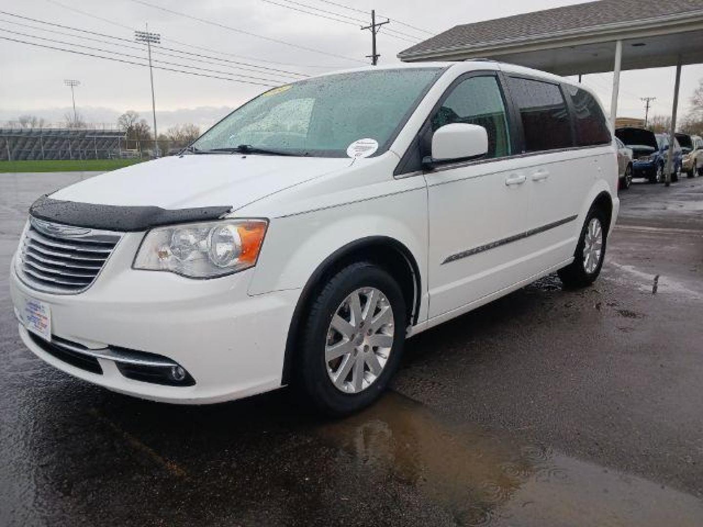 2014 Bright White Clearcoat Chrysler Town and Country Touring (2C4RC1BG5ER) with an 3.6L V6 DOHC 24V engine, 6-Speed Automatic transmission, located at 1230 East Main St, Xenia, OH, 45385, (937) 908-9800, 39.687321, -83.910294 - Photo#2