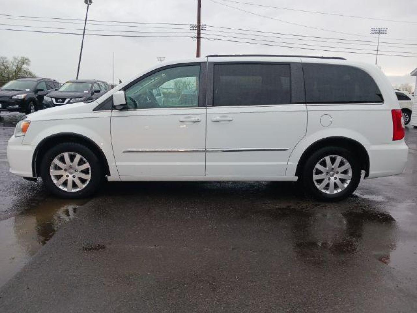 2014 Bright White Clearcoat Chrysler Town and Country Touring (2C4RC1BG5ER) with an 3.6L V6 DOHC 24V engine, 6-Speed Automatic transmission, located at 1230 East Main St, Xenia, OH, 45385, (937) 908-9800, 39.687321, -83.910294 - Photo#3