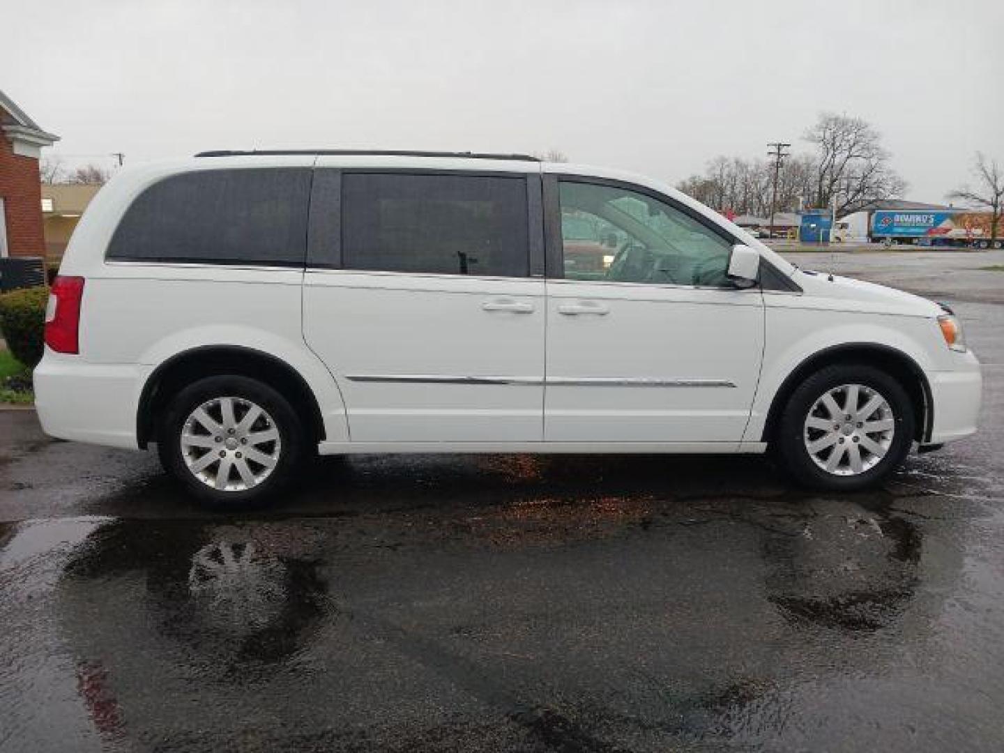 2014 Bright White Clearcoat Chrysler Town and Country Touring (2C4RC1BG5ER) with an 3.6L V6 DOHC 24V engine, 6-Speed Automatic transmission, located at 1230 East Main St, Xenia, OH, 45385, (937) 908-9800, 39.687321, -83.910294 - Photo#4