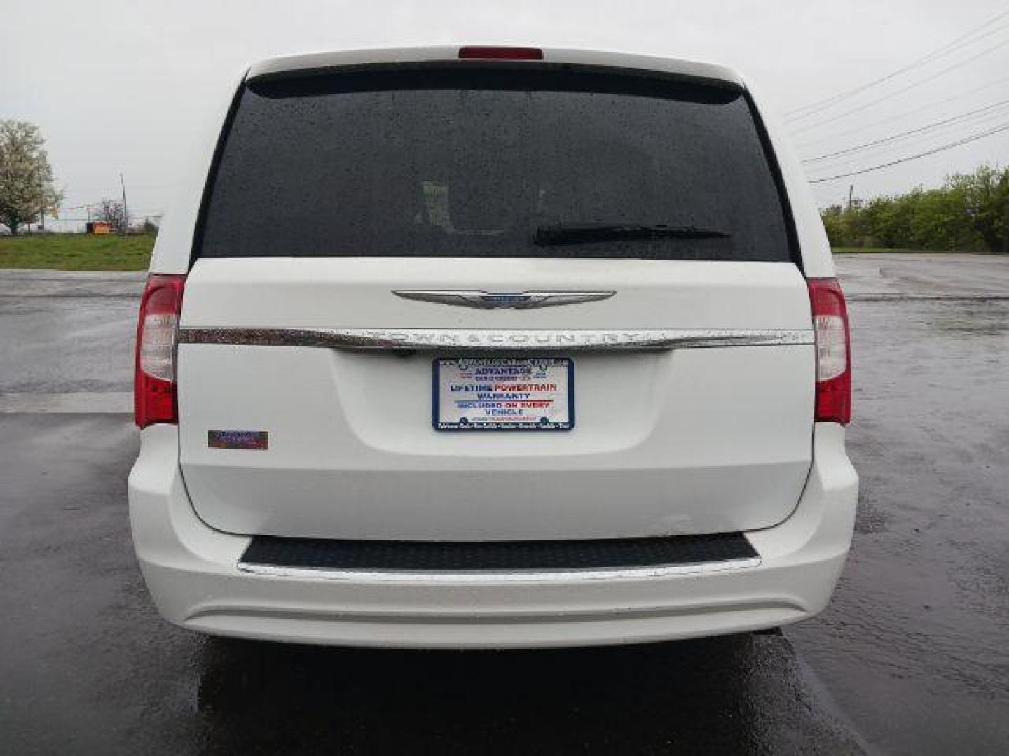 2014 Bright White Clearcoat Chrysler Town and Country Touring (2C4RC1BG5ER) with an 3.6L V6 DOHC 24V engine, 6-Speed Automatic transmission, located at 1230 East Main St, Xenia, OH, 45385, (937) 908-9800, 39.687321, -83.910294 - Photo#5