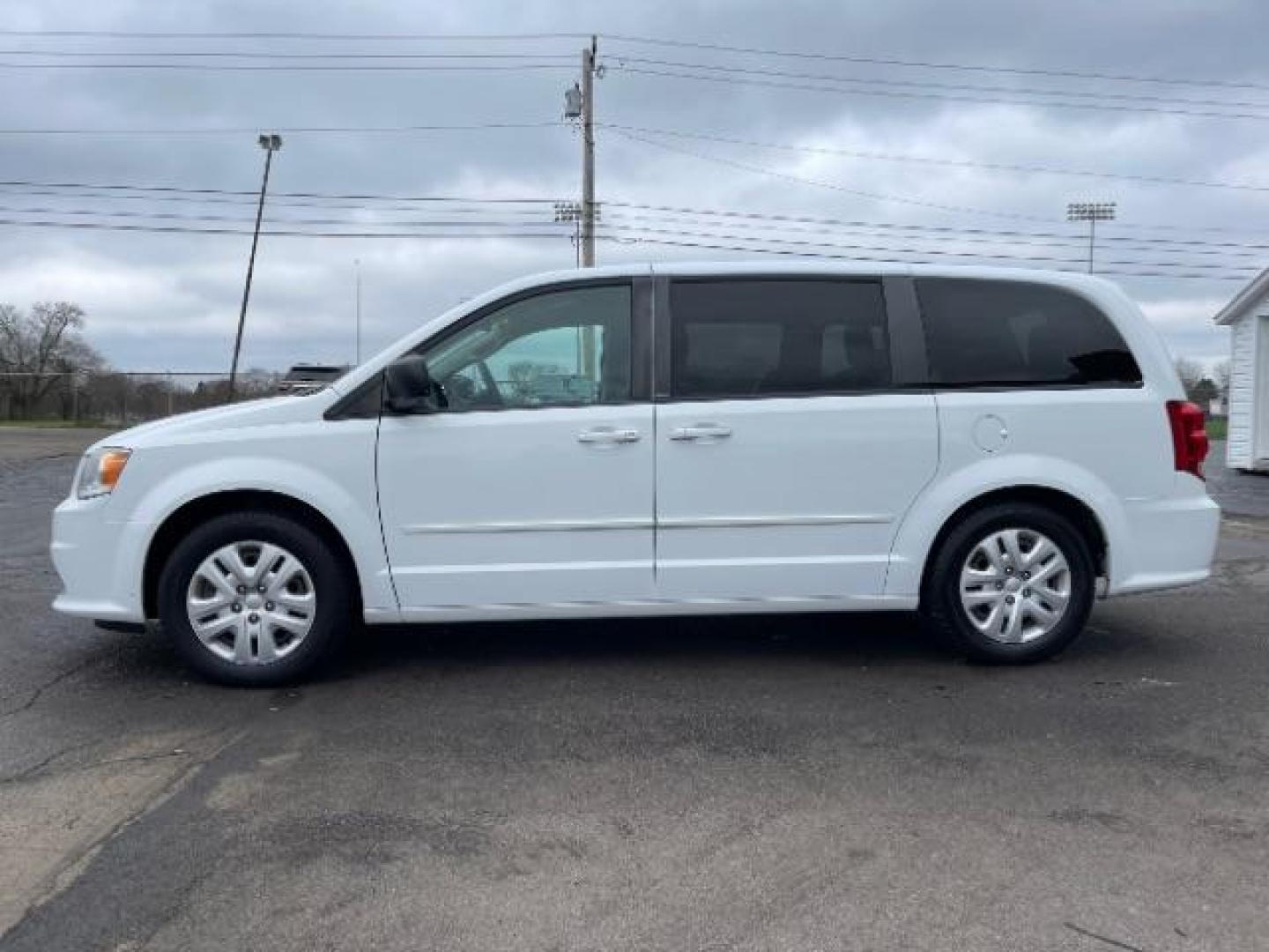 2014 Bright White Clearcoat Dodge Grand Caravan SE (2C4RDGBG9ER) with an 3.6L V6 DOHC 24V engine, 6-Speed Automatic transmission, located at 880 E. National Road, Vandalia, OH, 45377, (937) 908-9800, 39.892189, -84.181015 - Photo#4