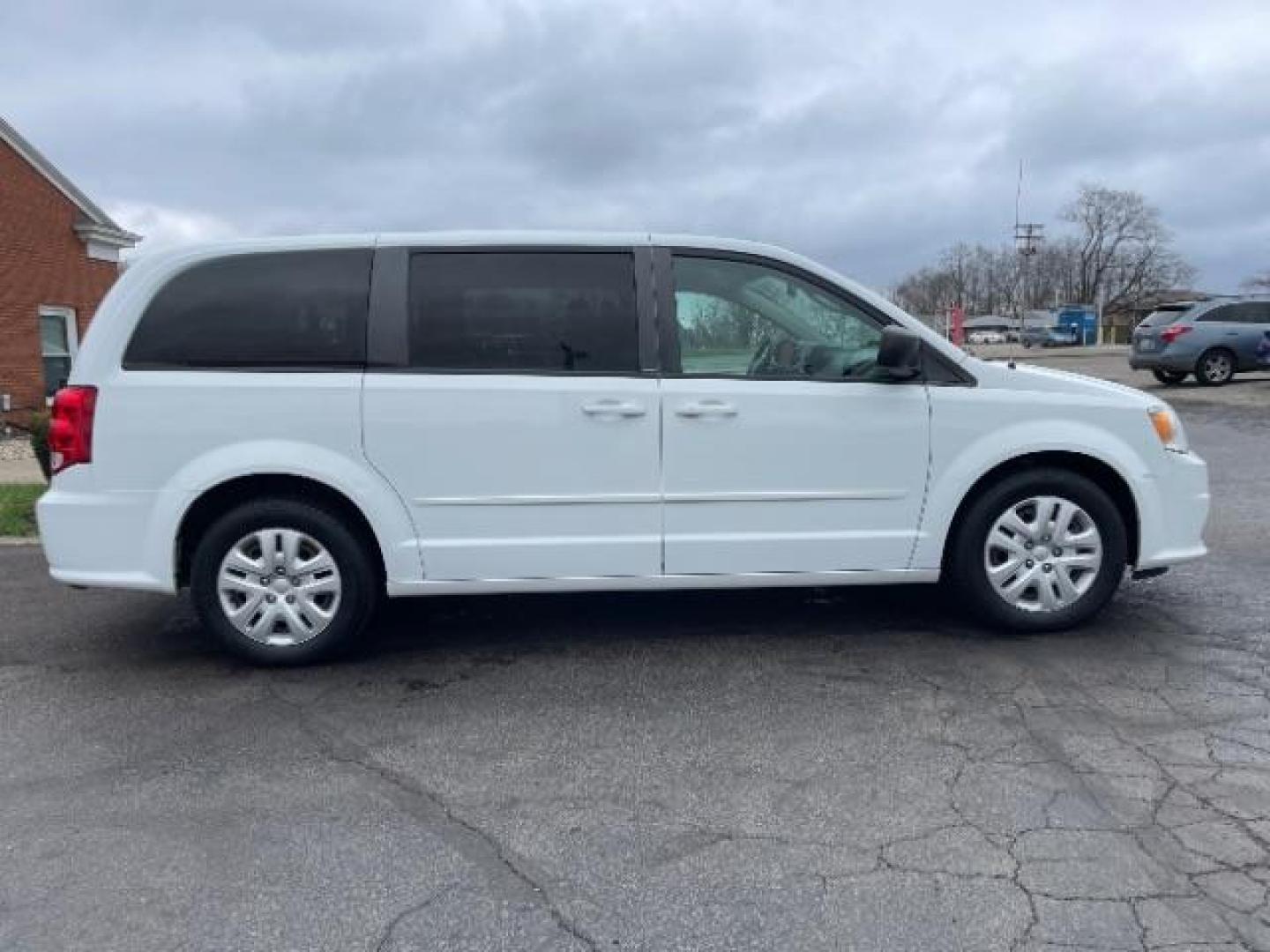 2014 Bright White Clearcoat Dodge Grand Caravan SE (2C4RDGBG9ER) with an 3.6L V6 DOHC 24V engine, 6-Speed Automatic transmission, located at 880 E. National Road, Vandalia, OH, 45377, (937) 908-9800, 39.892189, -84.181015 - Photo#5