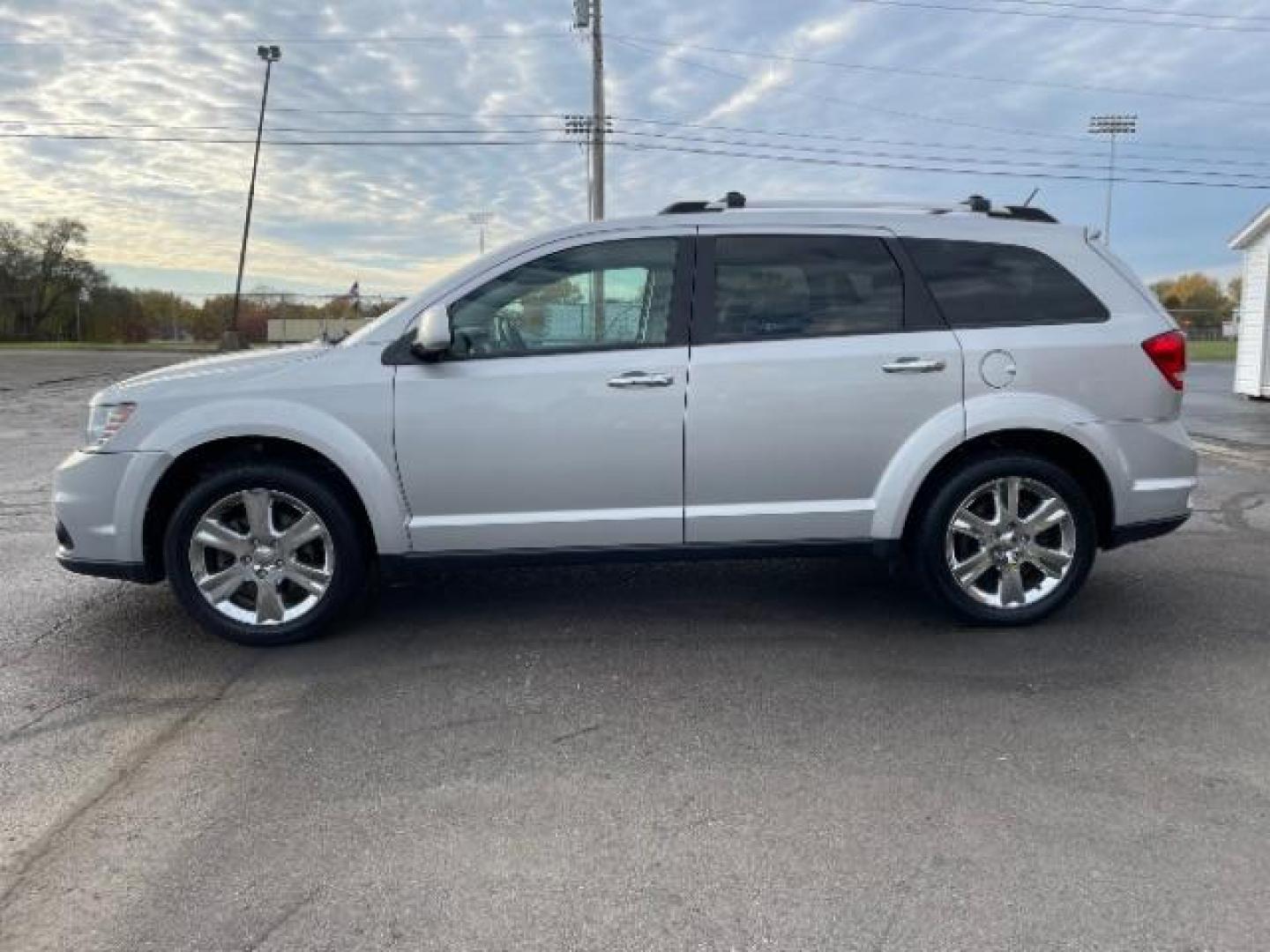 2014 Bright Silver Metallic CC Dodge Journey Limited AWD (3C4PDDDG1ET) with an 3.6L V6 DOHC 24V engine, 6-Speed Automatic transmission, located at 1230 East Main St, Xenia, OH, 45385, (937) 908-9800, 39.687321, -83.910294 - Photo#3