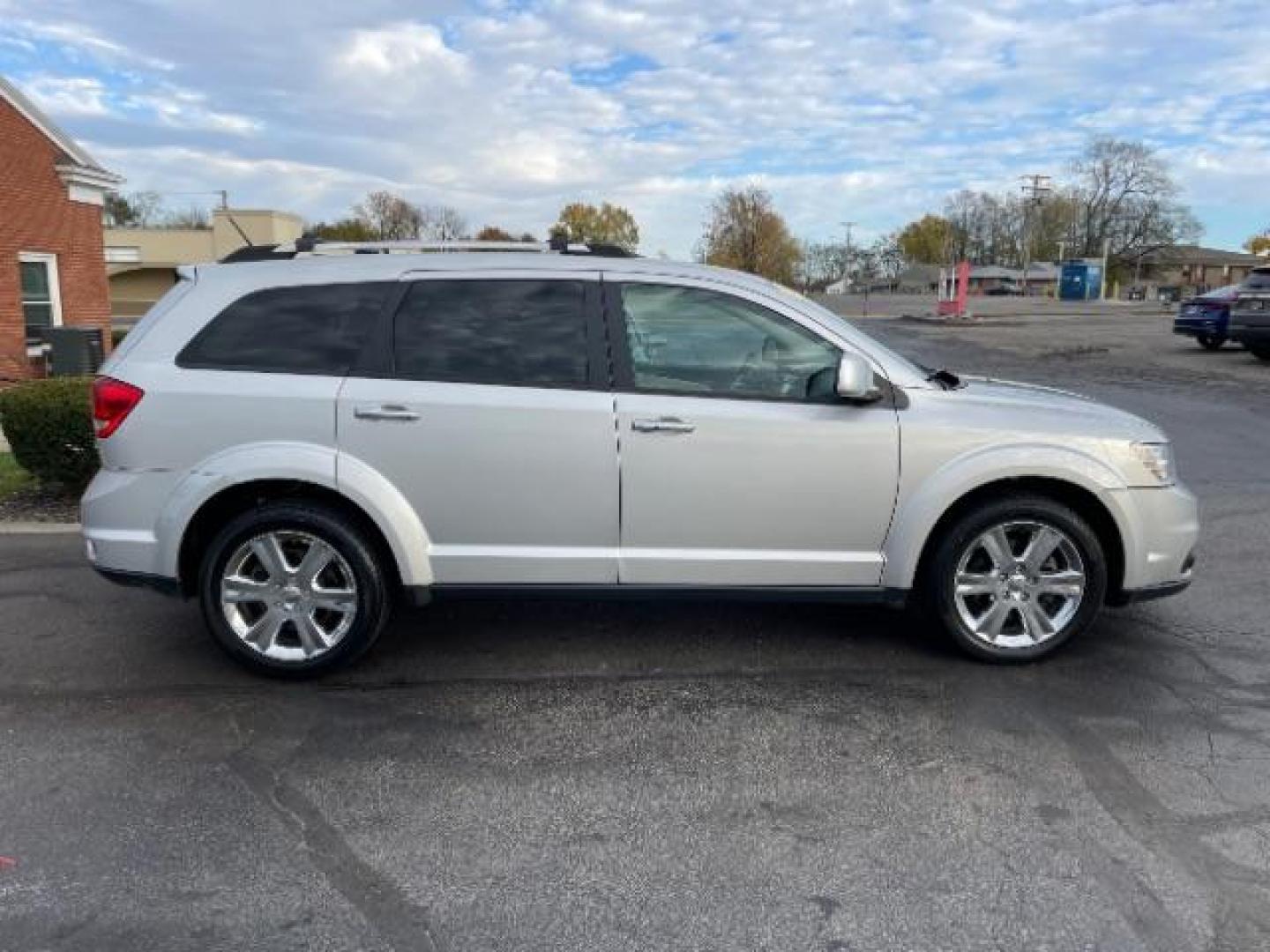 2014 Bright Silver Metallic CC Dodge Journey Limited AWD (3C4PDDDG1ET) with an 3.6L V6 DOHC 24V engine, 6-Speed Automatic transmission, located at 1230 East Main St, Xenia, OH, 45385, (937) 908-9800, 39.687321, -83.910294 - Photo#5