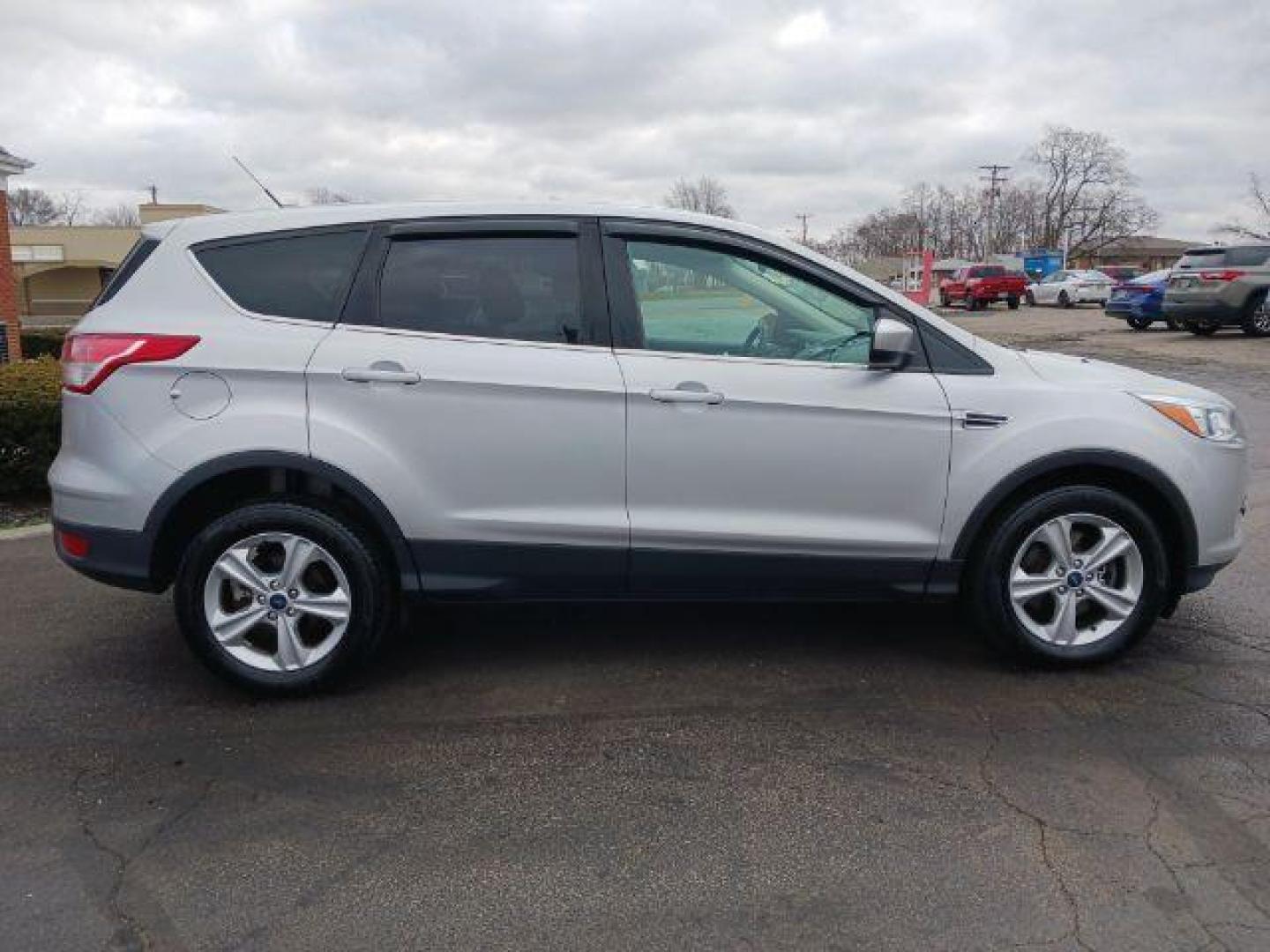 2014 Ingot Silver Metallic Ford Escape SE 4WD (1FMCU9G92EU) with an 2.0L L4 DOHC 16V engine, 6-Speed Automatic transmission, located at 1099 N County Rd 25A, OH, 45373, (937) 908-9800, 40.057079, -84.212883 - Photo#4