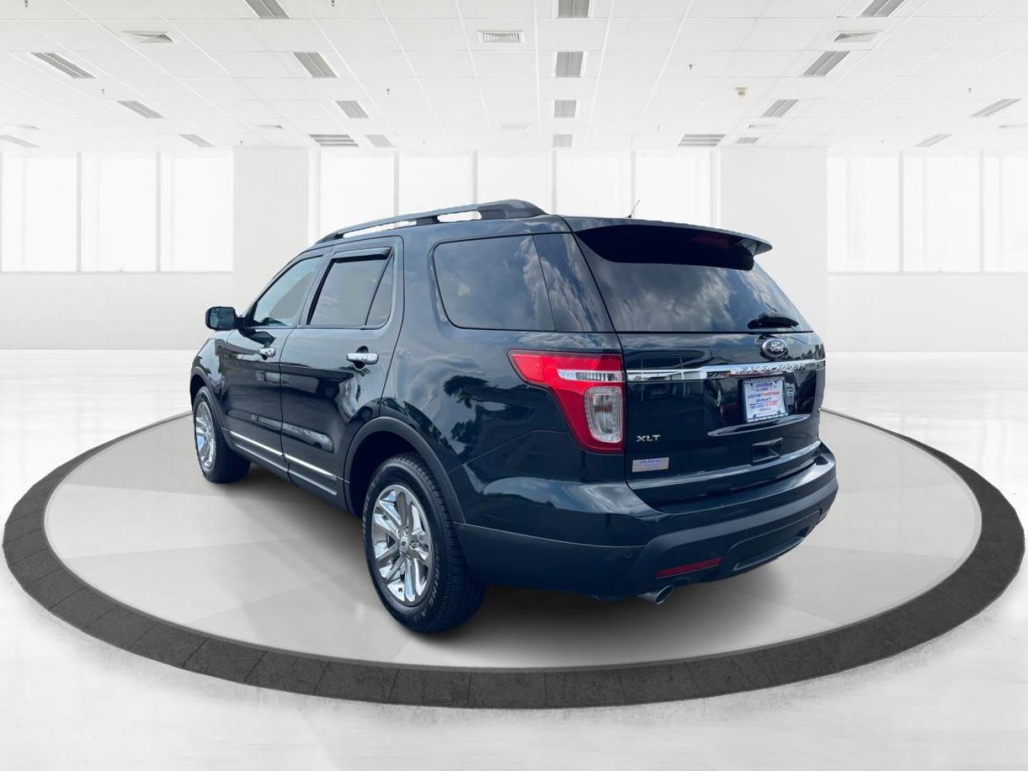 2014 Tuxedo Black Metallic Ford Explorer XLT FWD (1FM5K7D84EG) with an 3.5L V6 DOHC 24V engine, 6-Speed Automatic transmission, located at 4508 South Dixie Dr, Moraine, OH, 45439, (937) 908-9800, 39.690136, -84.216438 - Photo#4