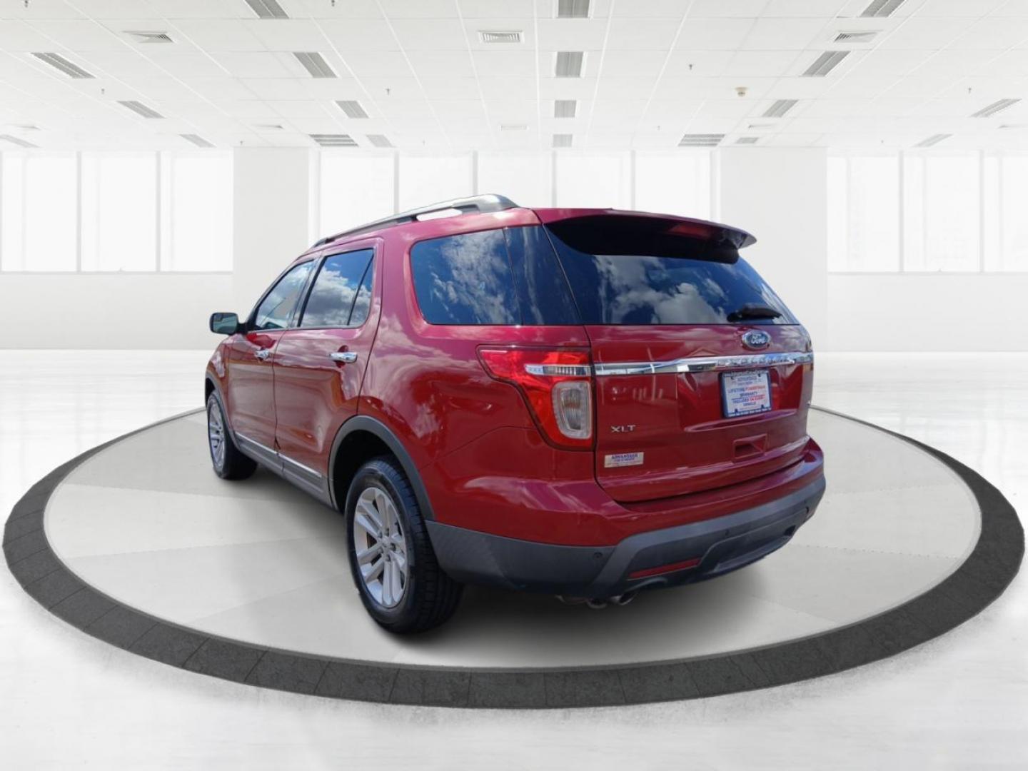 2014 Ruby Red Met Tinted CC Ford Explorer XLT 4WD (1FM5K8D8XEG) with an 3.5L V6 DOHC 24V engine, 6-Speed Automatic transmission, located at 1230 East Main St, Xenia, OH, 45385, (937) 908-9800, 39.687321, -83.910294 - Photo#4