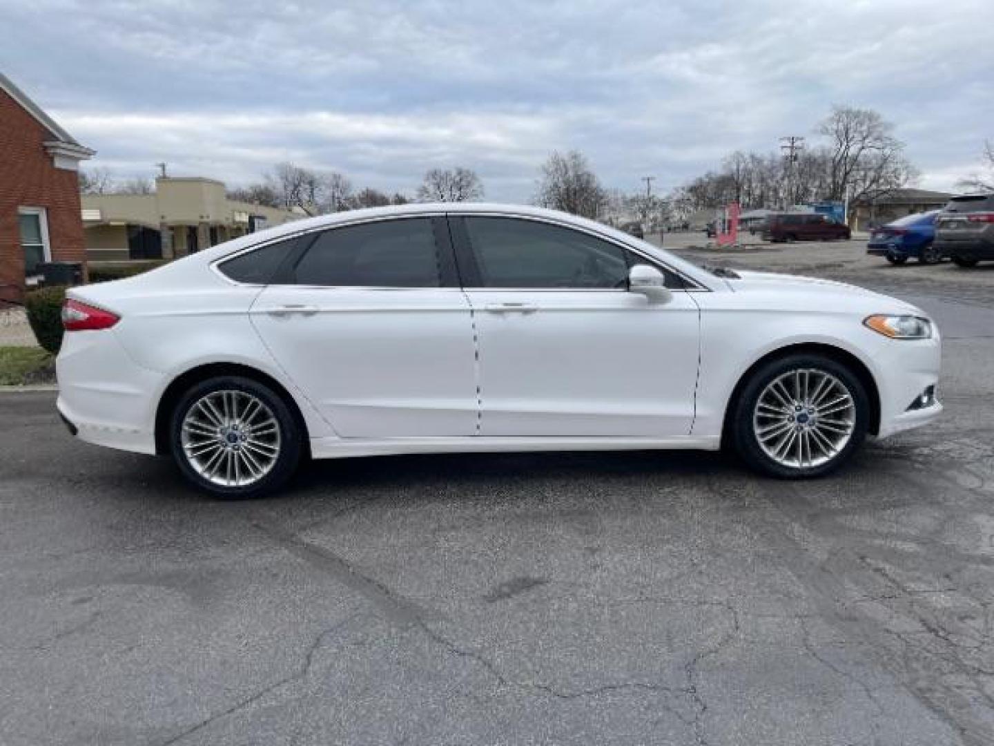 2014 White Platinum TC Met Ford Fusion SE (3FA6P0H97ER) with an 2.0L L4 DOHC 16V engine, located at 1951 S Dayton Lakeview Rd., New Carlisle, OH, 45344, (937) 908-9800, 39.890999, -84.050255 - Photo#3