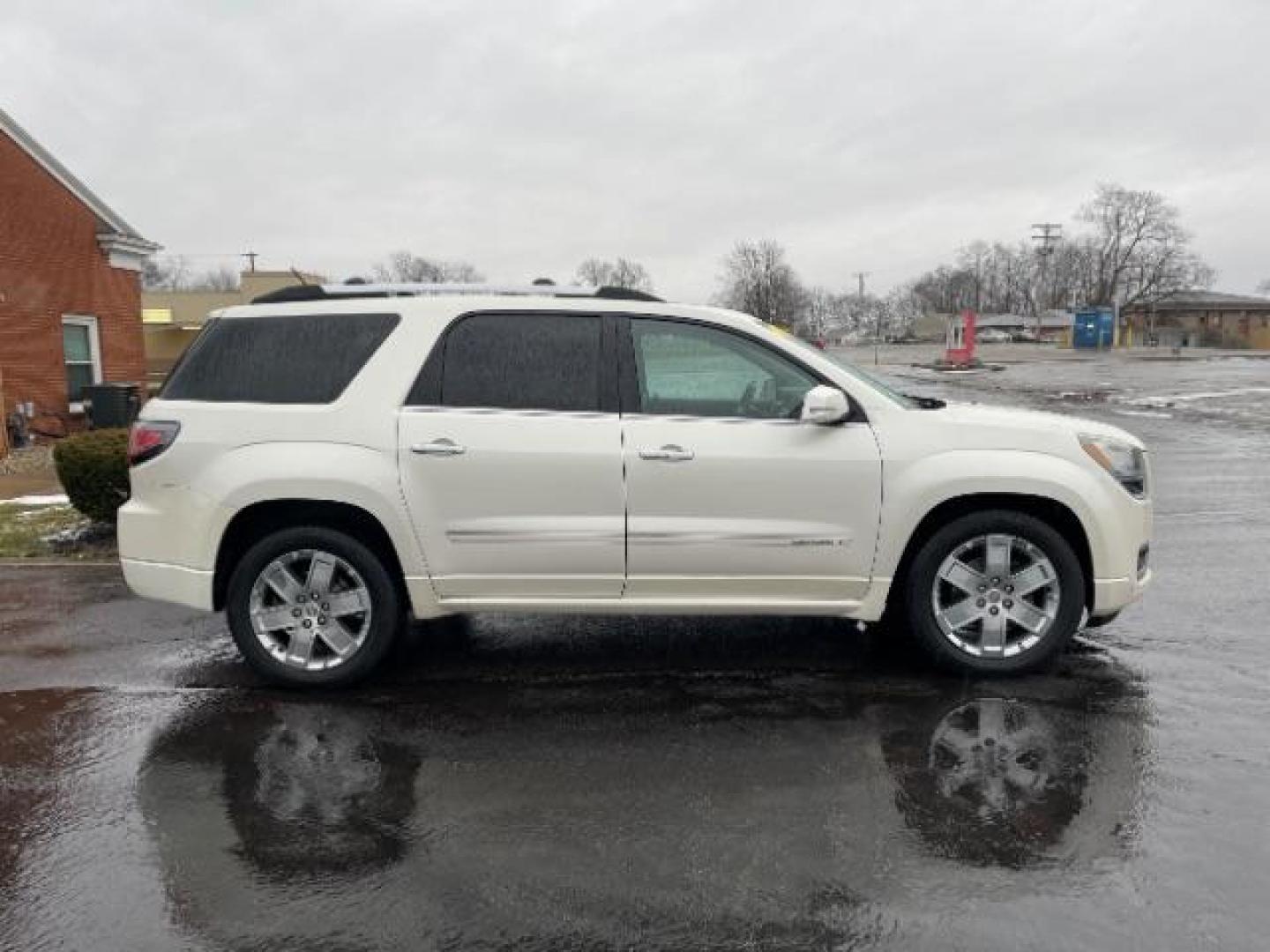 2014 White Diamond Tricoat GMC Acadia Denali AWD (1GKKVTKD0EJ) with an 3.6L V6 DOHC 24V engine, 6-Speed Automatic transmission, located at 1184 Kauffman Ave, Fairborn, OH, 45324, (937) 908-9800, 39.807365, -84.029114 - Photo#3