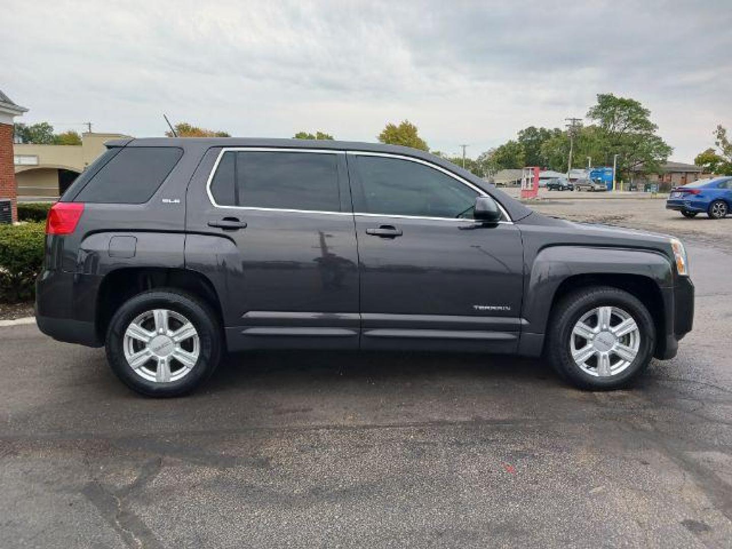 2014 Ashen Gray Metallic GMC Terrain SLE1 FWD (2GKALMEK4E6) with an 2.4L L4 DOHC 16V FFV engine, 6-Speed Automatic transmission, located at 1951 S Dayton Lakeview Rd., New Carlisle, OH, 45344, (937) 908-9800, 39.890999, -84.050255 - Photo#4