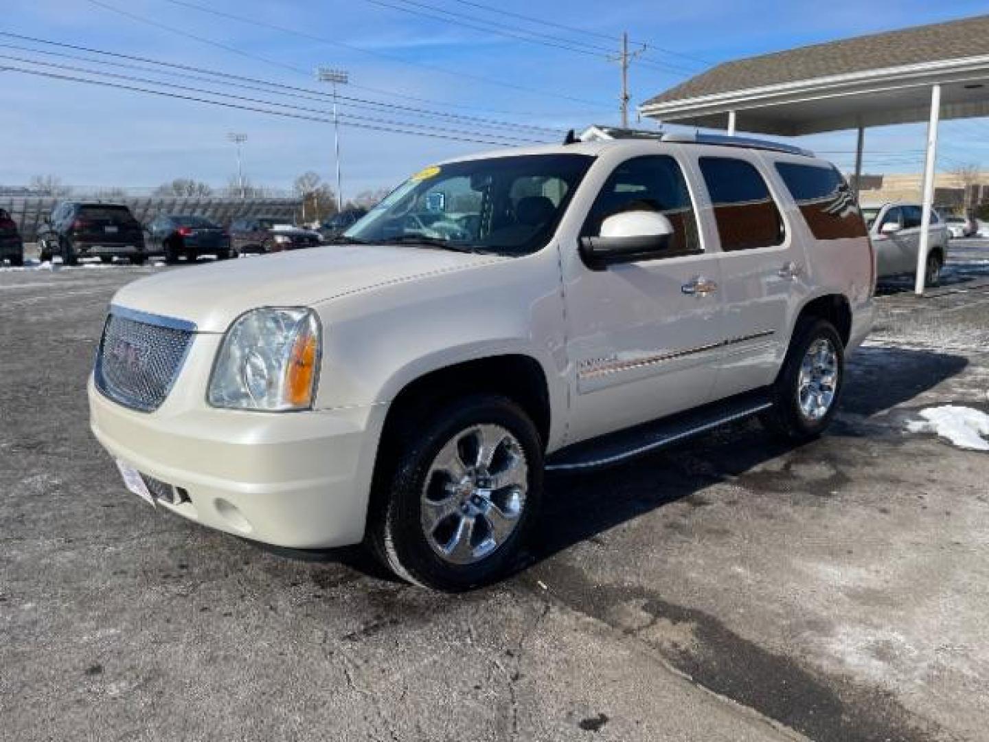 2014 GMC Yukon Denali 4WD (1GKS2EEFXER) with an 6.2L V8 OHV 16V engine, 6-Speed Automatic transmission, located at 1099 N County Rd 25A, Troy, OH, 45373, (937) 908-9800, 40.057079, -84.212883 - Third Row - Photo#23