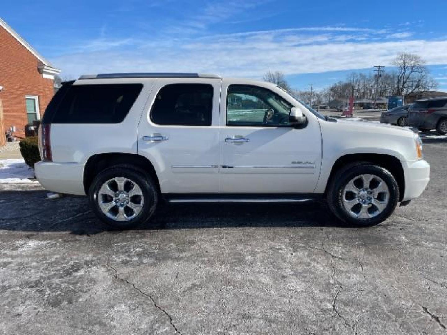 2014 GMC Yukon Denali 4WD (1GKS2EEFXER) with an 6.2L V8 OHV 16V engine, 6-Speed Automatic transmission, located at 1099 N County Rd 25A, Troy, OH, 45373, (937) 908-9800, 40.057079, -84.212883 - Third Row - Photo#26