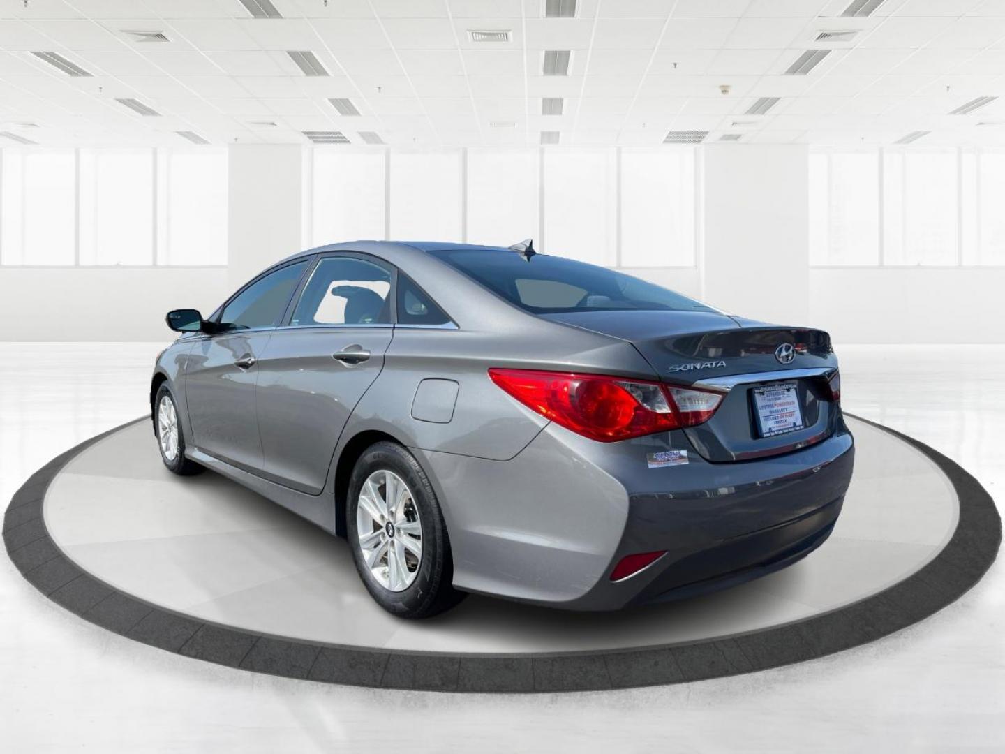 2014 Harbor Gray Metallic Hyundai Sonata GLS (5NPEB4AC8EH) with an 2.4L L4 DOHC 16V engine, 6-Speed Automatic transmission, located at 1184 Kauffman Ave, Fairborn, OH, 45324, (937) 908-9800, 39.807365, -84.029114 - Photo#4