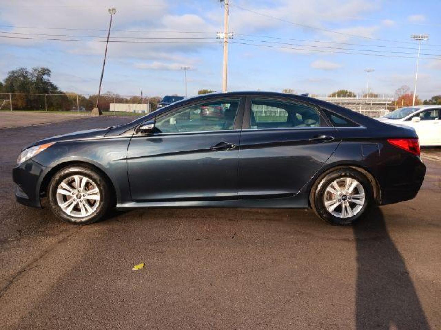 2014 Harbor Gray Metallic Hyundai Sonata GLS (5NPEB4AC8EH) with an 2.4L L4 DOHC 16V engine, 6-Speed Automatic transmission, located at 880 E. National Road, Vandalia, OH, 45377, (937) 908-9800, 39.892189, -84.181015 - Photo#3