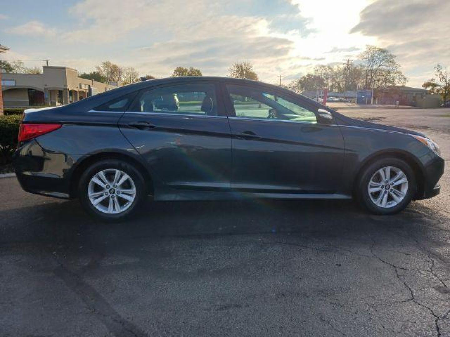 2014 Harbor Gray Metallic Hyundai Sonata GLS (5NPEB4AC8EH) with an 2.4L L4 DOHC 16V engine, 6-Speed Automatic transmission, located at 880 E. National Road, Vandalia, OH, 45377, (937) 908-9800, 39.892189, -84.181015 - Photo#4